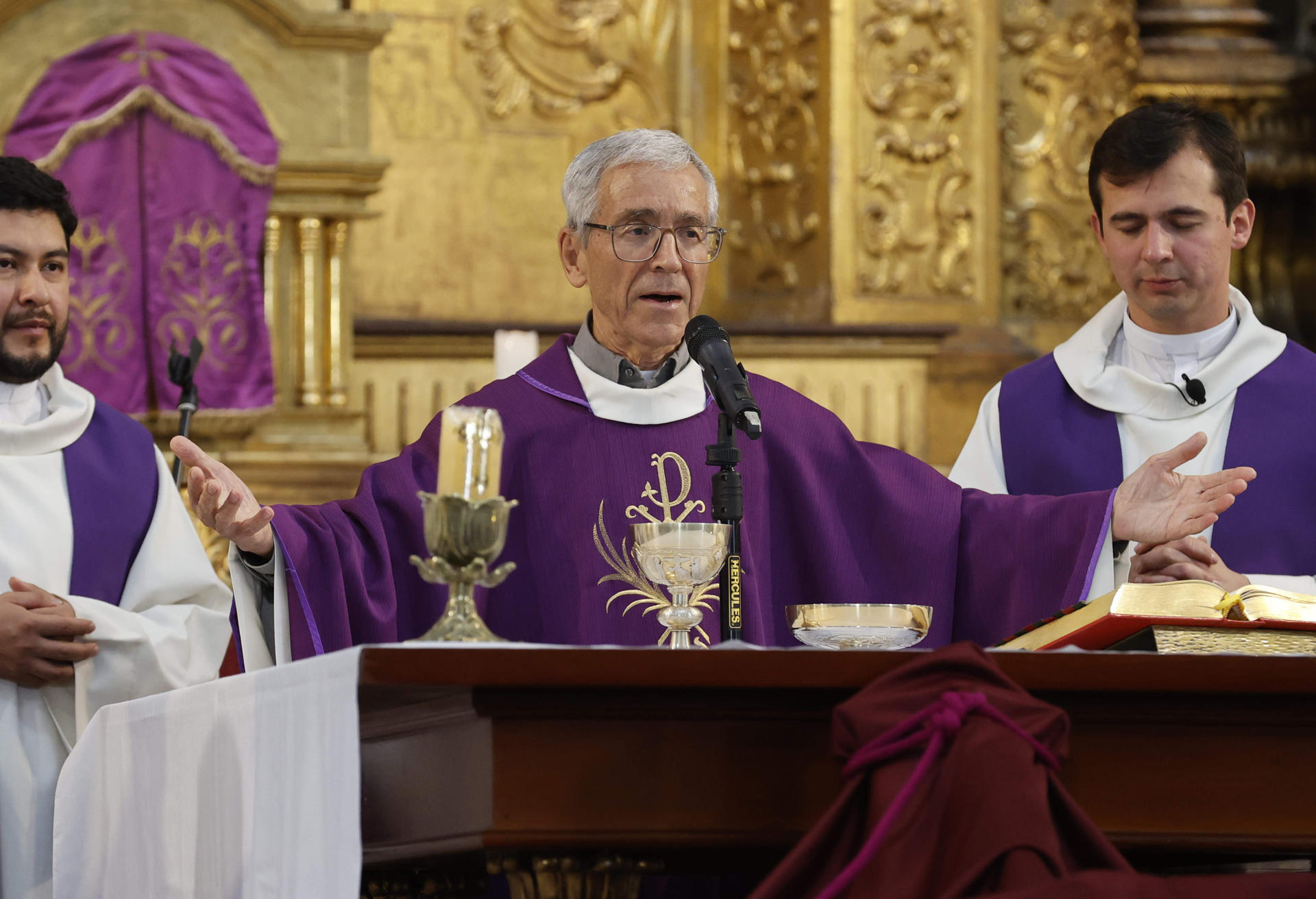 El sacerdote Francisco de Roux oficia una misa este miércoles, durante la conmemoración del Día Nacional de la Memoria y la Solidaridad con las Víctimas del Conflicto Armado en la iglesia San Ignacio, en Bogotá (Colombia). EFE/ Mauricio Dueñas Castañeda