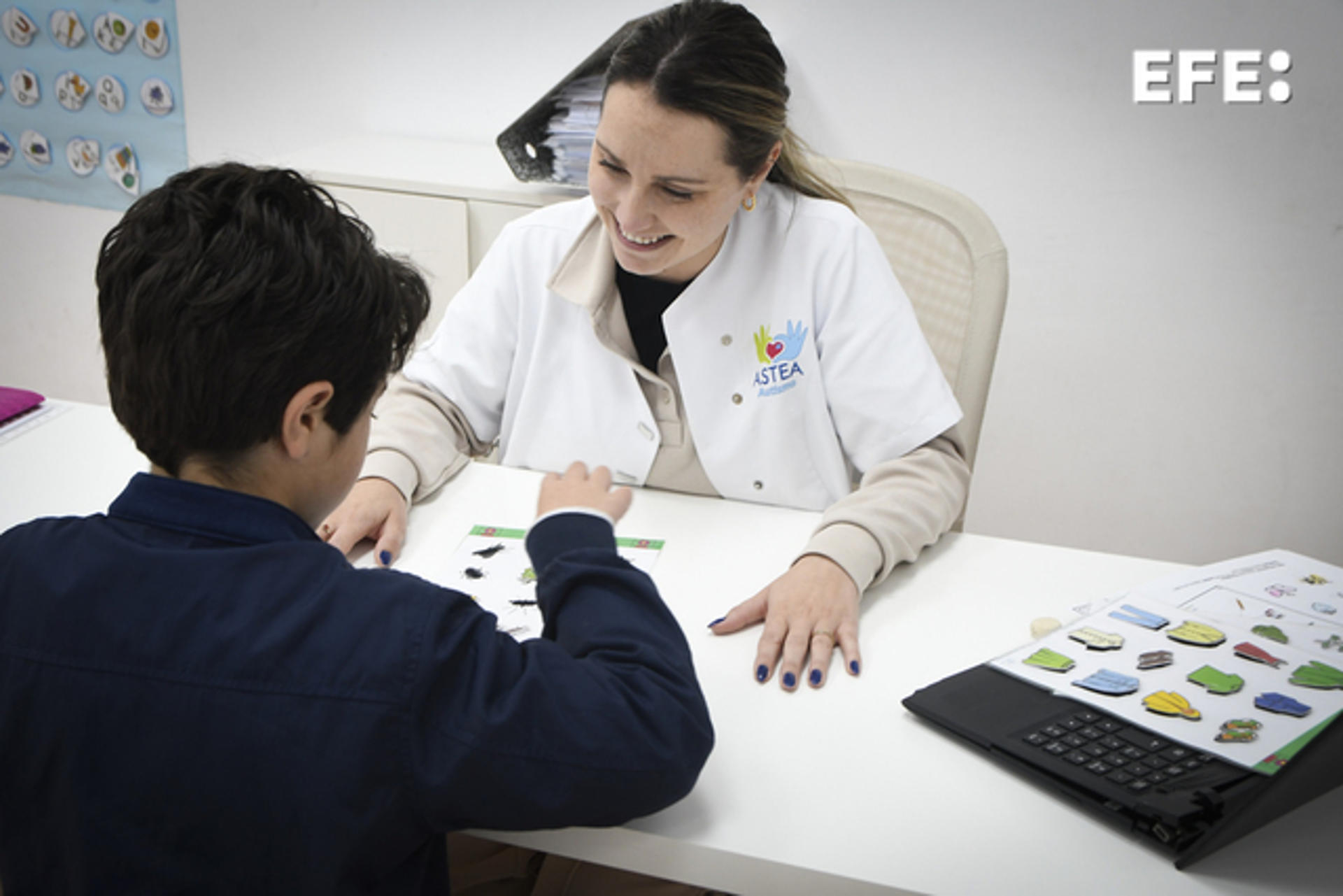 Una trabajadora de la asociación ASTEA de Almería trabaja con un niño en las instalaciones de la asociación en el municipio almeriense de Huercal Overa. En el Día Mundial de Concienciación sobre el Autismo, asociaciones, familiares y personas autistas buscan visibilizar los problemas que enfrentan con iniciativas o proyectos, como Takiwatanga, palabra de origen maorí que significa en su propio tiempo y espacio, que también es el nombre de un programa pionero para mejorar la calidad de vida través del estudio sensorial. EFE / Carlos Barba
