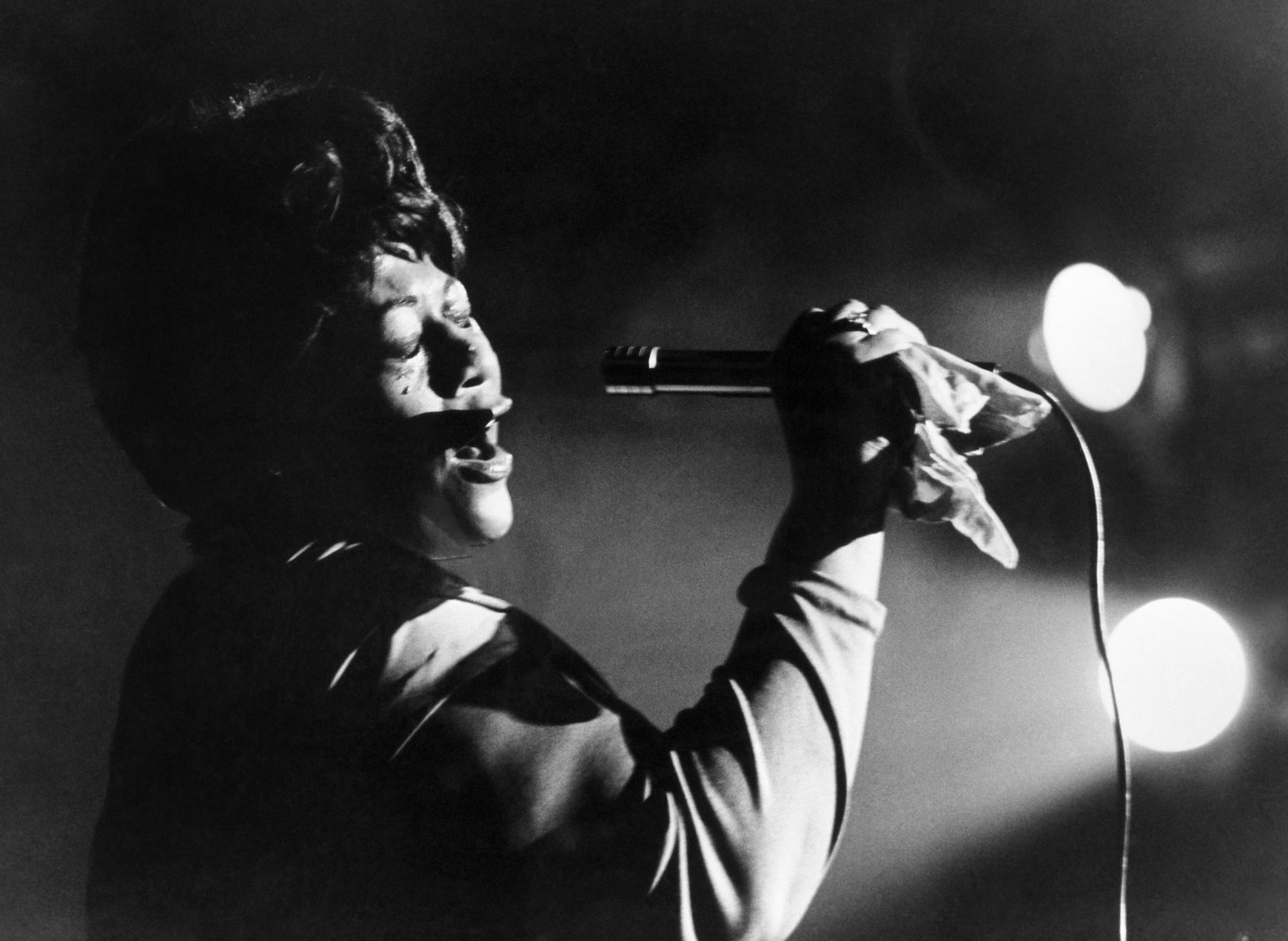 Imagen de archivo del 28/02/1966.- Actuación de la cantante de jazz Ella Fitzgerald en el Palacio de la Música de Barcelona. También actuó la orquesta de Duke Ellington. EFE.