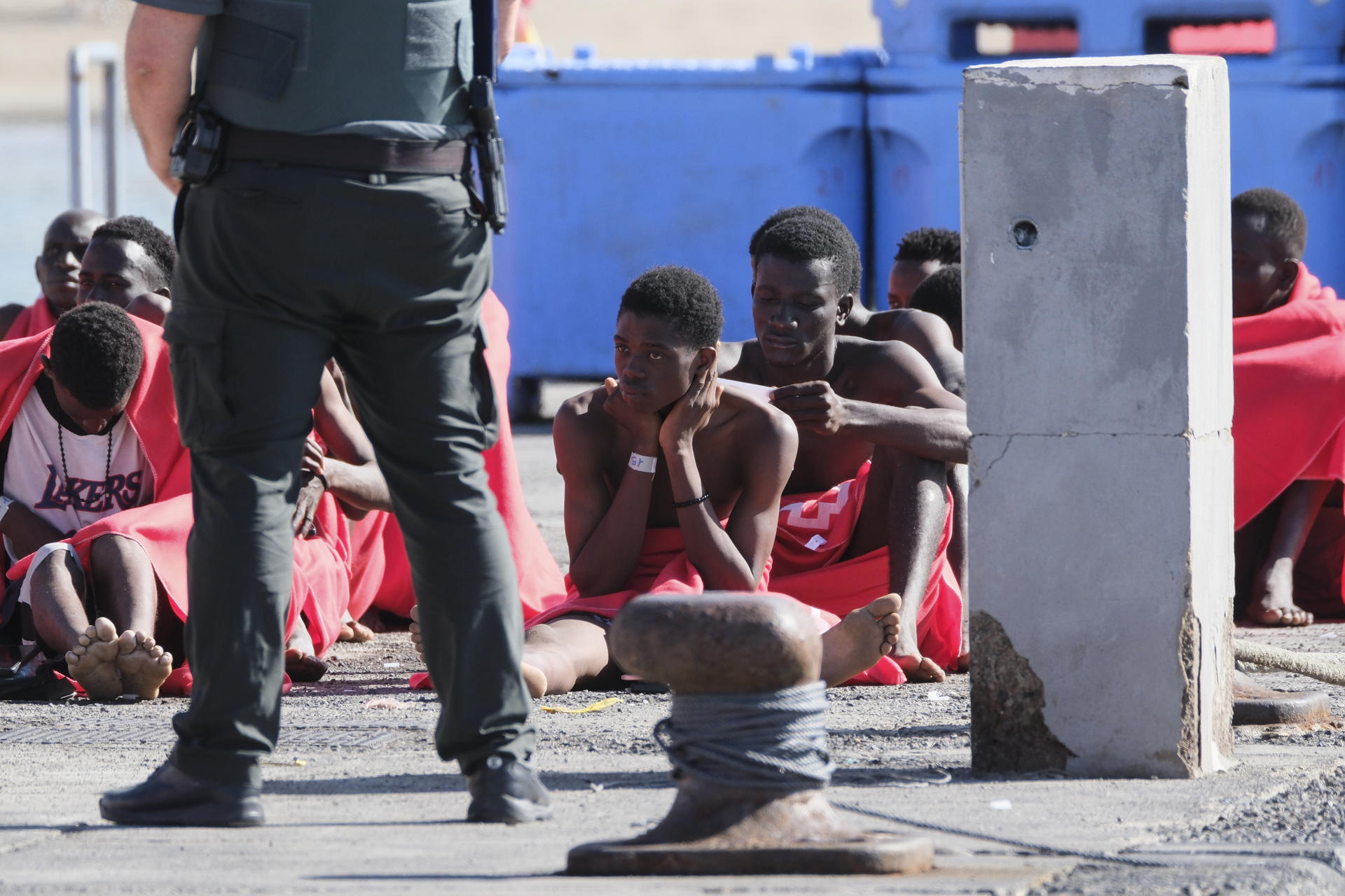 Un cayuco con 41 personas de origen subshariano, entre ellas un menor y cinco mujeres, ha llegado en la mañana de este viernes al muelle de Los Cristianos, en el sur de Tenerife, acompañado por una embarcación de Salvamento Marítimo. EFE/Alberto Valdés