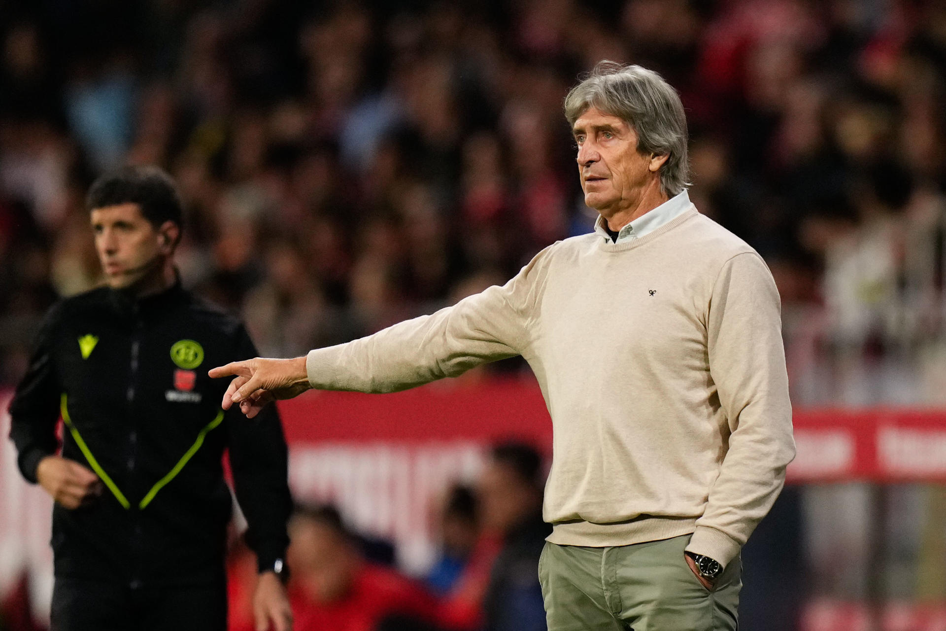 El técnico chileno del Betis, Manuel Pellegrini, durante el encuentro correspondiente a la jornada 32 de Laliga EA Sports frente al Girona. EFE / Siu Wu.