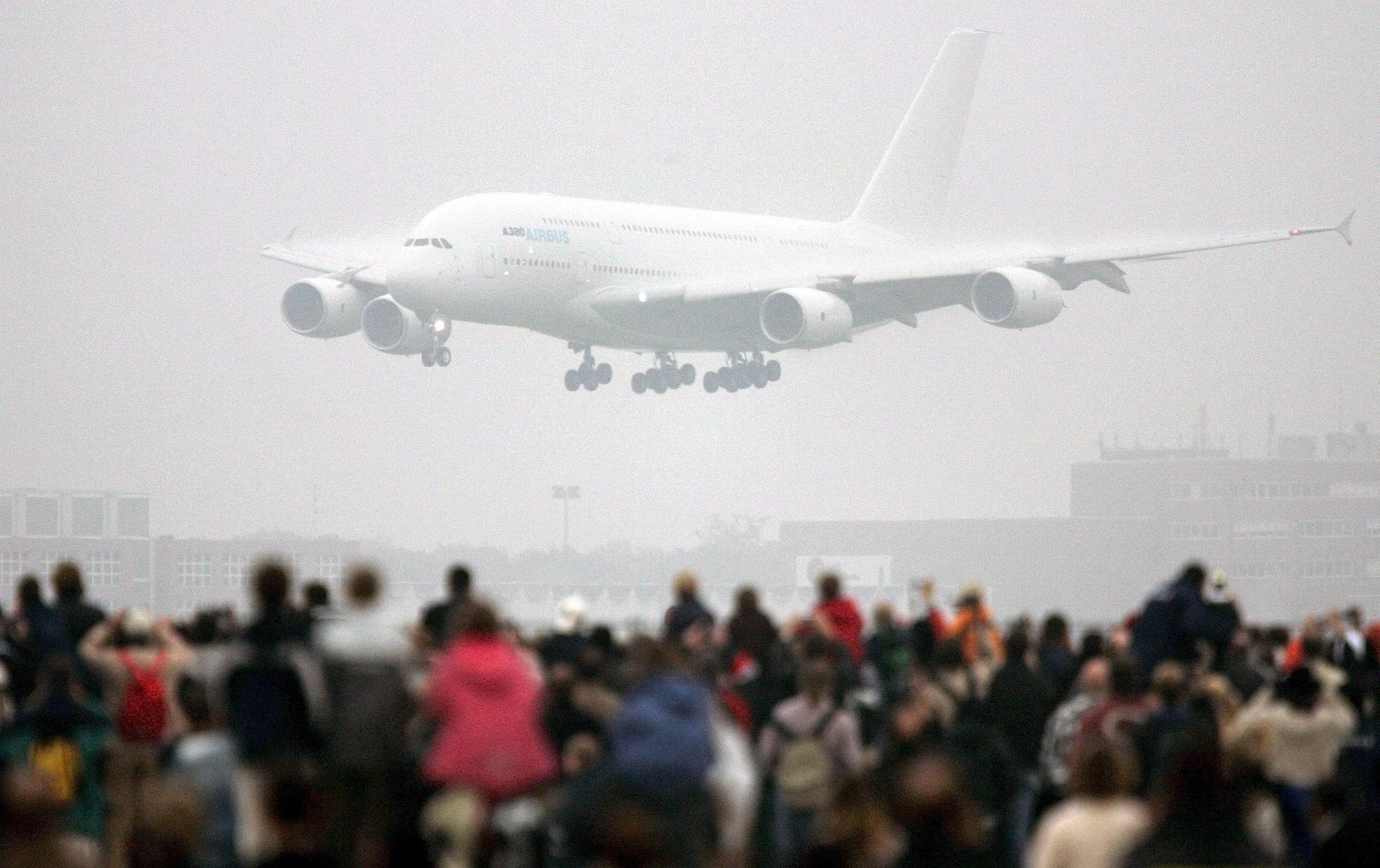 Un prototipo de avión Airbus A380 toma tierra en el aerpuerto internacional de Fráncfort (Alemania). EFE/ARCHIVO/Roland Wittek