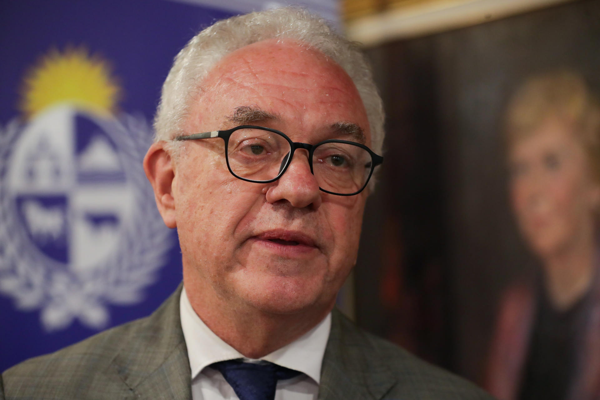 El canciller de Uruguay, Mario Lubetkin, habla durante una entrevista con EFE este martes, en la sede del Ministerio de Relaciones Exteriores en Montevideo (Uruguay). EFE/ Alejandro Prieto