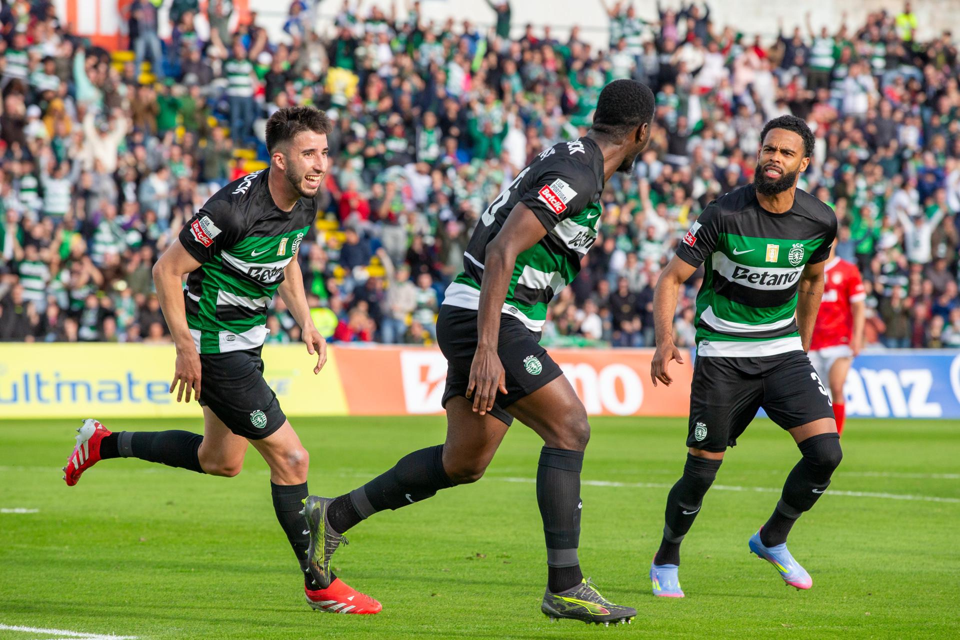 Los jugadores del Sporting celebran un gol al Santa Clara en el partido de la Liga de Portugal que han jugado en el Sao Miguel stadium en Ponta Delgada, Azores, Portugal. EFE/EPA/EDUARDO COSTA