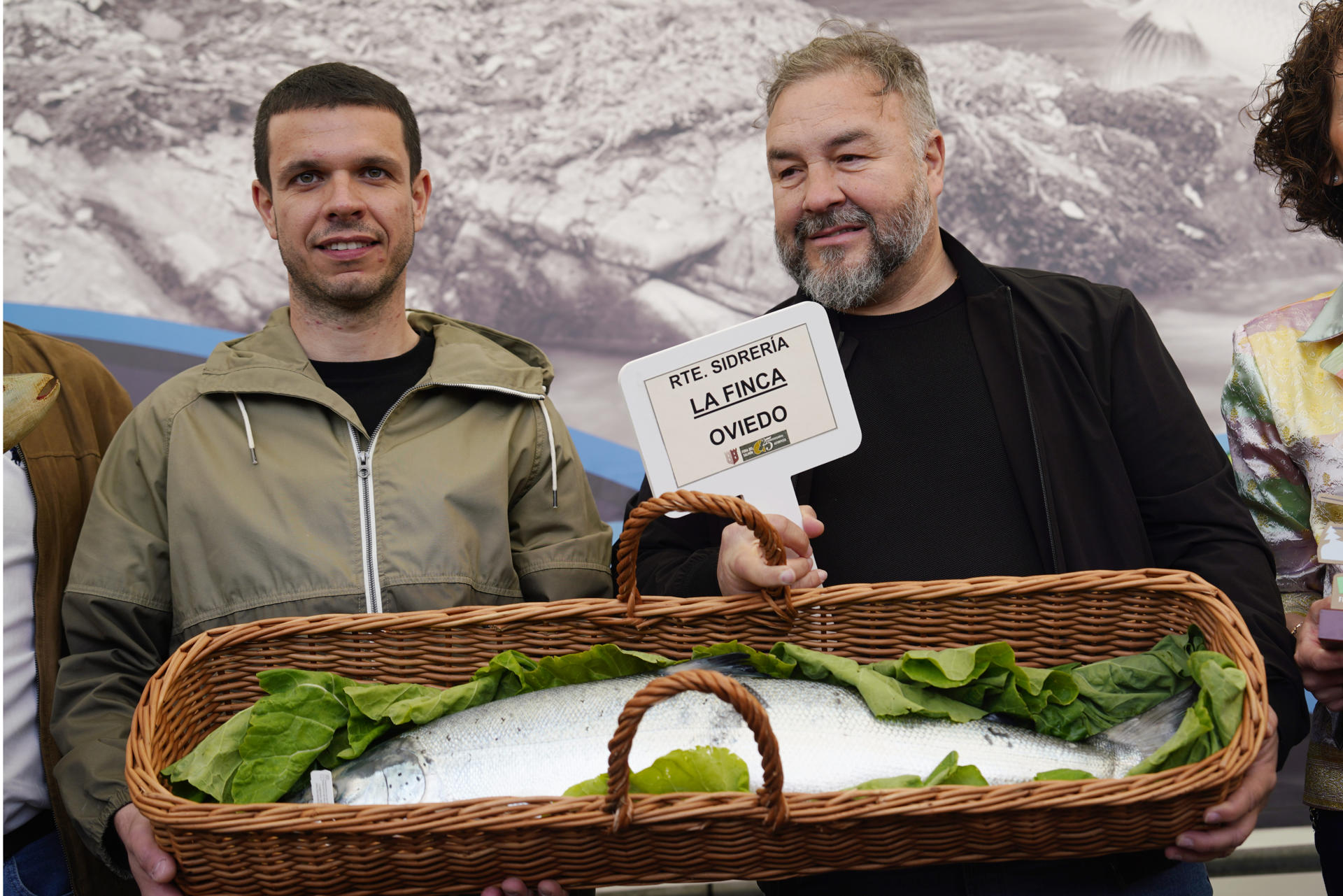 El praviano Javier Bueno Martínez (i) posa junto al comprador, el empresario Pedro Caramés, de La Finca, tras la subasta del campanu este sábado. EFE/Paco Paredes