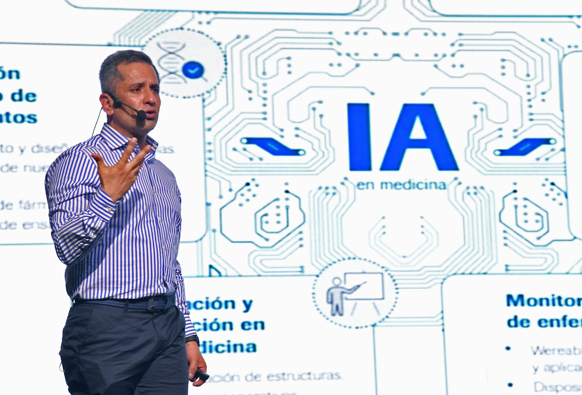 El especialista en salud digital y transformación sanitaria Mauricio Bonilla habla durante una ponencia en Cochabamba (Bolivia). EFE/ Jorge Ãbrego