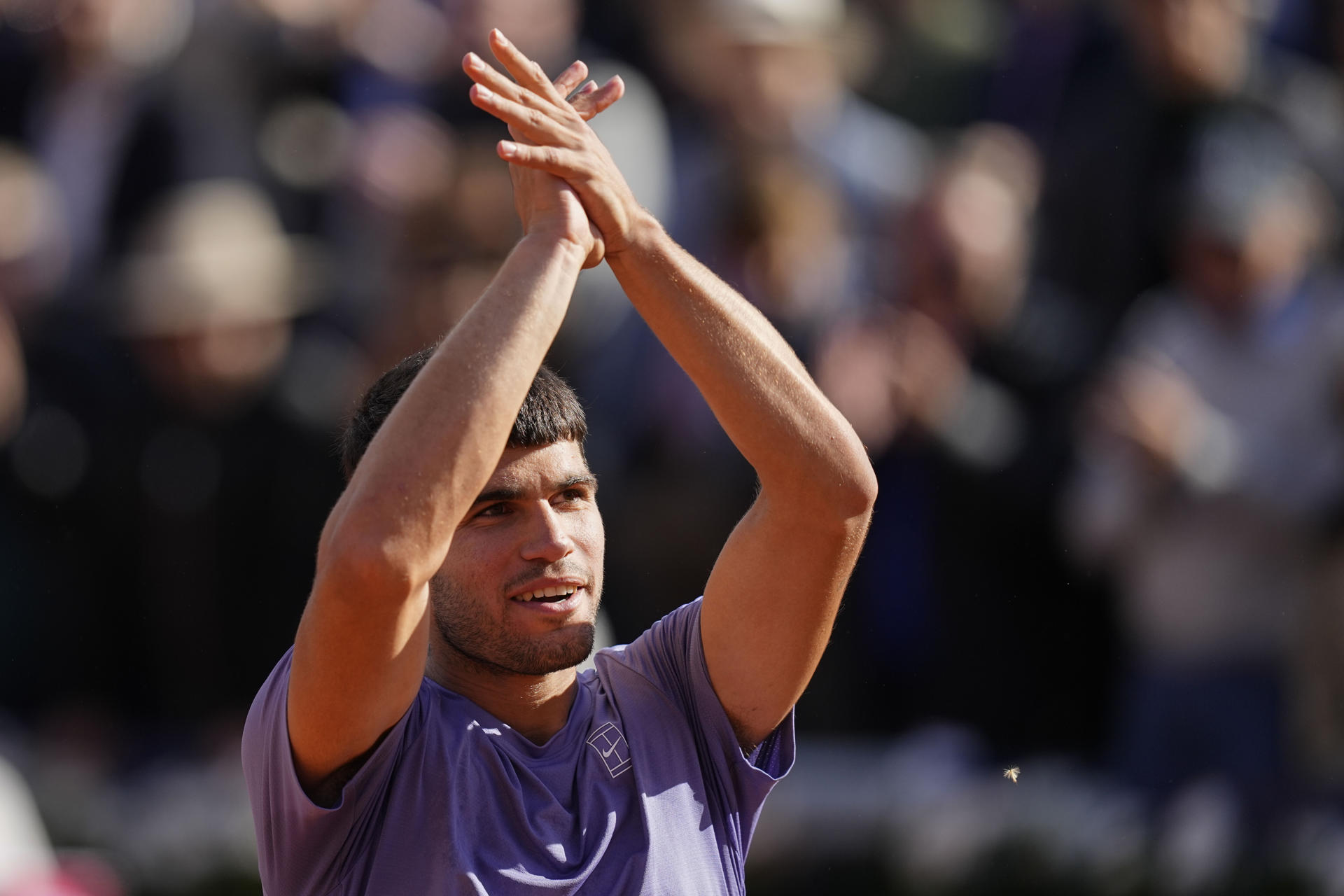 El tenista español Carlos Alcaraz tras vencer al francés Arthur Fils en el partido de semifinales del Barcelona Open Banc Sabadell-Trofeo Conde de Godó disputado en Barcelona. EFE/Enric Fontcuberta