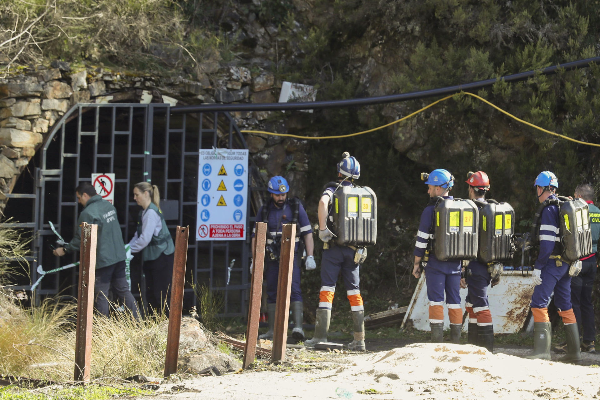 Entrada de la brigada de salvamento minero este martes de la mina de Cerredo, en la que el pasado 31 de marzo murieron cinco trabajadores y otros cuatro resultaron heridos a causa de una explosión. EFE/J.L.Cereijido.