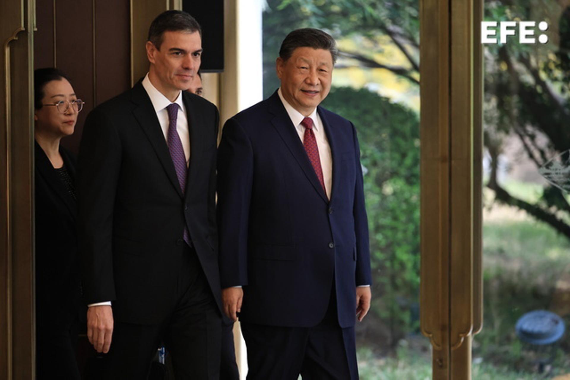 Pekín(China), 11/04/2025.- El líder chino, Xi Jinping, y el presidente del Gobierno español, Pedro Sánchez, a su llegada a la reunión, celebrada en las instalaciones protocolarias de Diaoyutai en Pekín (China). EFE/EPA/ANDRES MARTINEZ CASARES / POOL