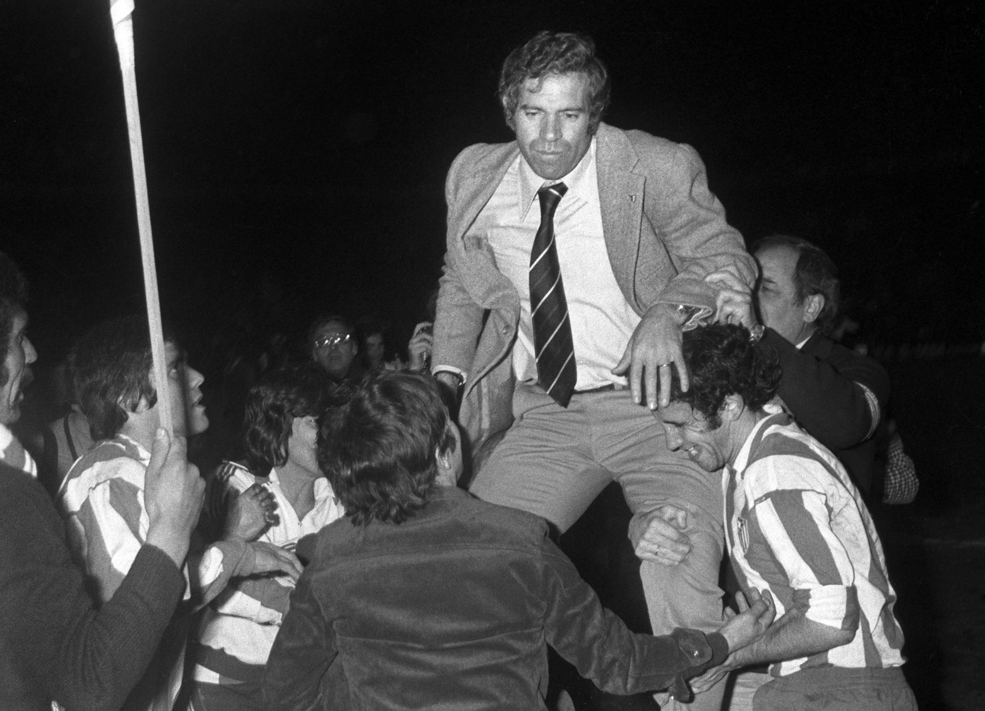 Luis Aragonés, entonces el entrenador del Atlético de Madrid, , es aupado por sus jugadores tras ganar la Copa Intercontinental. EFE