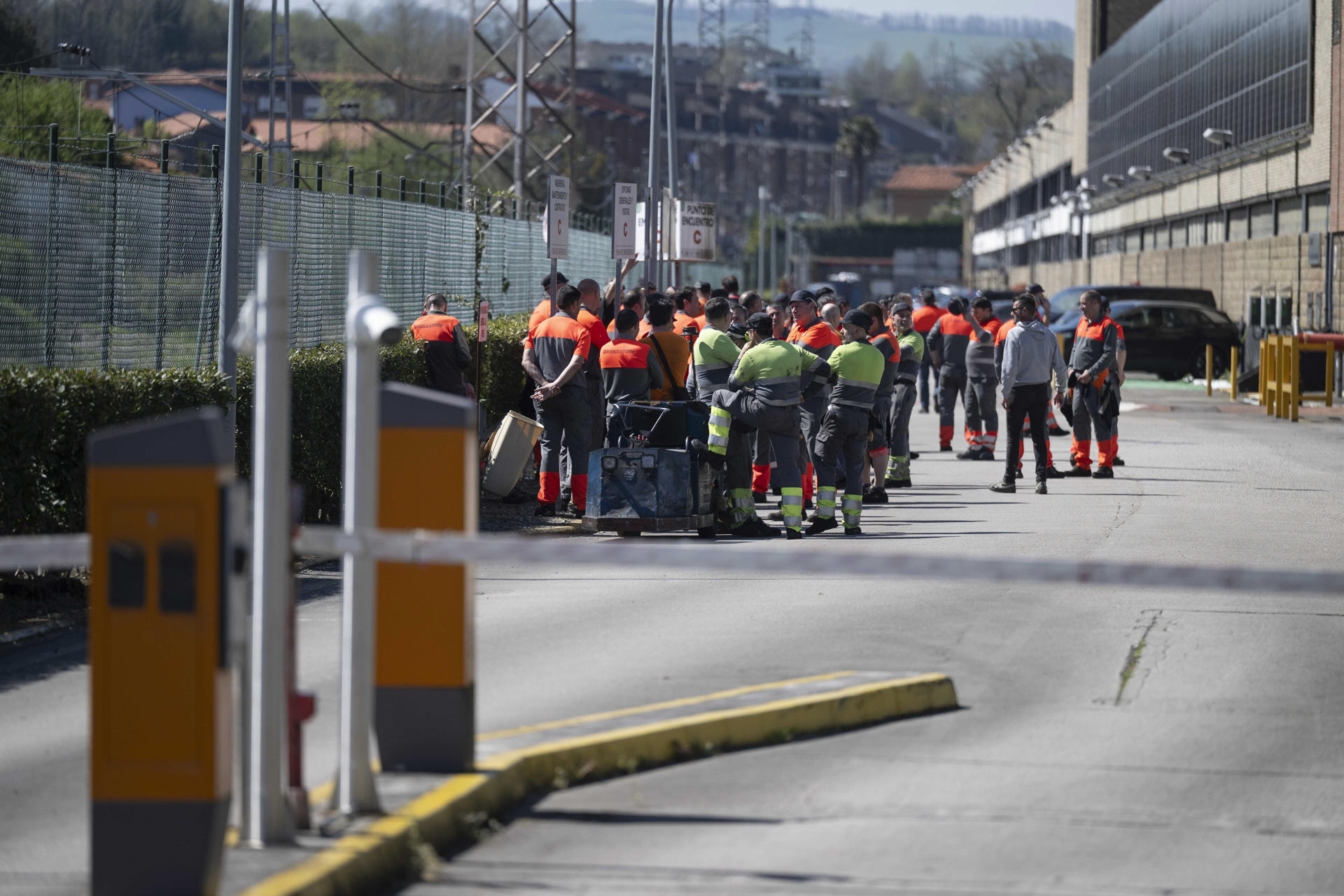 Varios trabajadores se concentraron, ayer martes 1 de Abril, en la fábrica de Bidgestone en Puente San Miguel. Los sindicatos de las fábricas de Bridgestone en Basauri (Bizkaia) y Puente San Miguel (Cantabria) trabajan este miércoles en coordinar y concretar un calendario de huelgas contra los despidos anunciados que, según el preaviso realizado, tendrán lugar dentro del período comprendido entre los próximos 7 de abril y 31 de mayo. EFE/Pedro Puente Hoyos