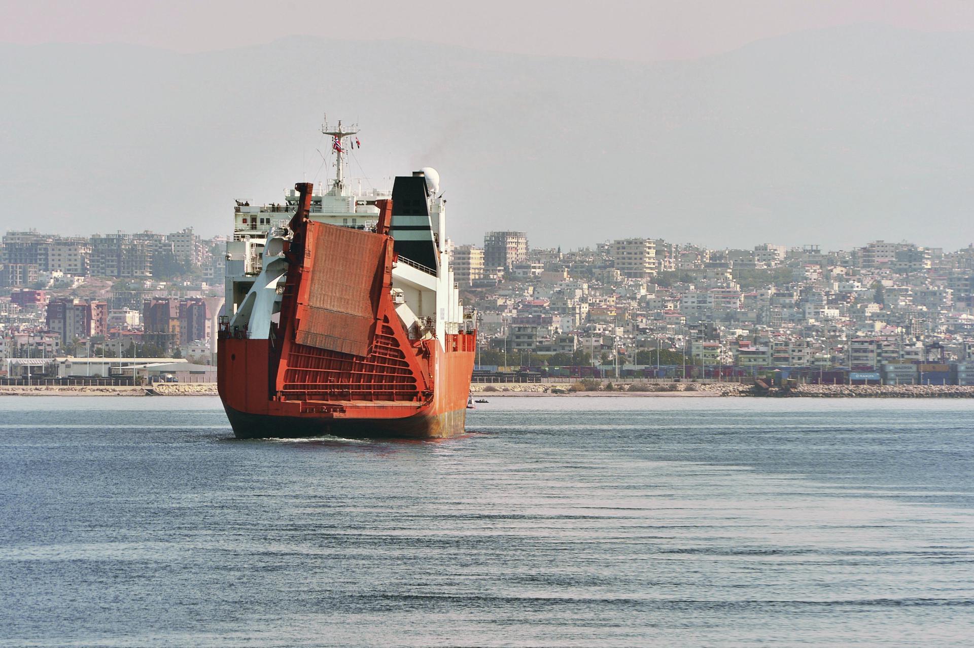 Fotografía de archivo de un barco carguero a su llegada al Puerto de Latakia (Siria). EFE/Marthe Brendefur
