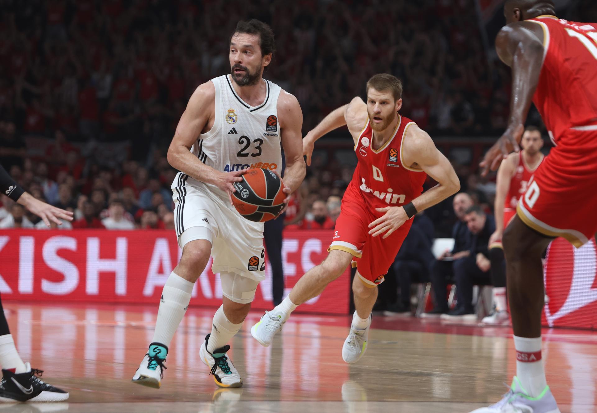Thomas Walkup, del Olimpiacos, y Sergio Llull, del Real Madrid, durante el partido del pasado día 25. EFE/EPA/PETE ANDREOU