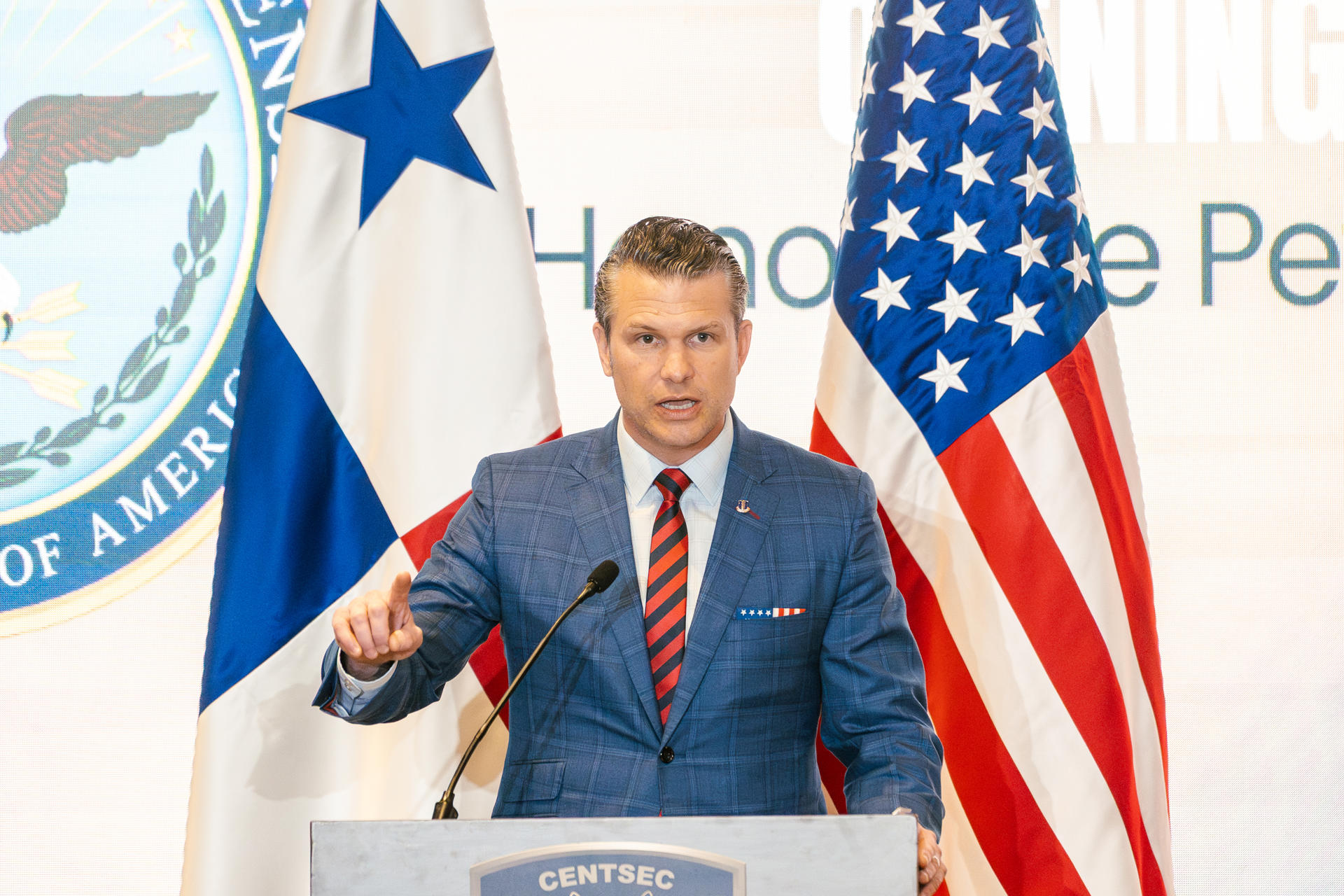 El secretario de Defensa de Estados Unidos, Peter Hegset, habla durante la Conferencia de Seguridad Centroamericana (Centsec) este miércoles, en Ciudad de Panamá (Panamá). EFE/ Walter Hurtado