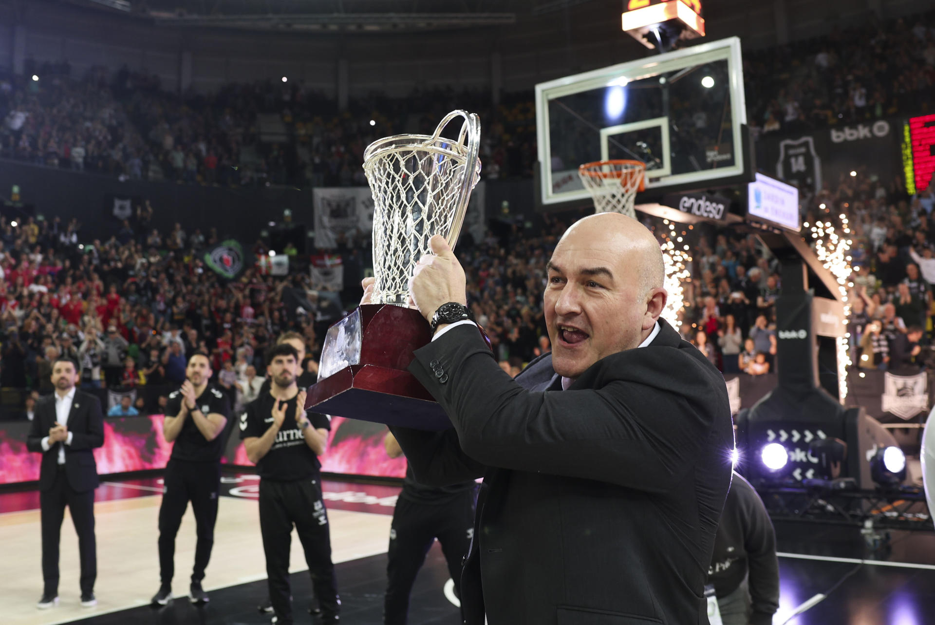 El entrenador del Bilbao Basket, Jaume Ponsarnau sostiene el torneo de la FIBA Europe Cup en los momentos previos al partido de Liga Endesa entre el Bilbao Basket y el UCAM Murcia, este domingo en el Bilbao Arena. EFE/ Luis Tejido