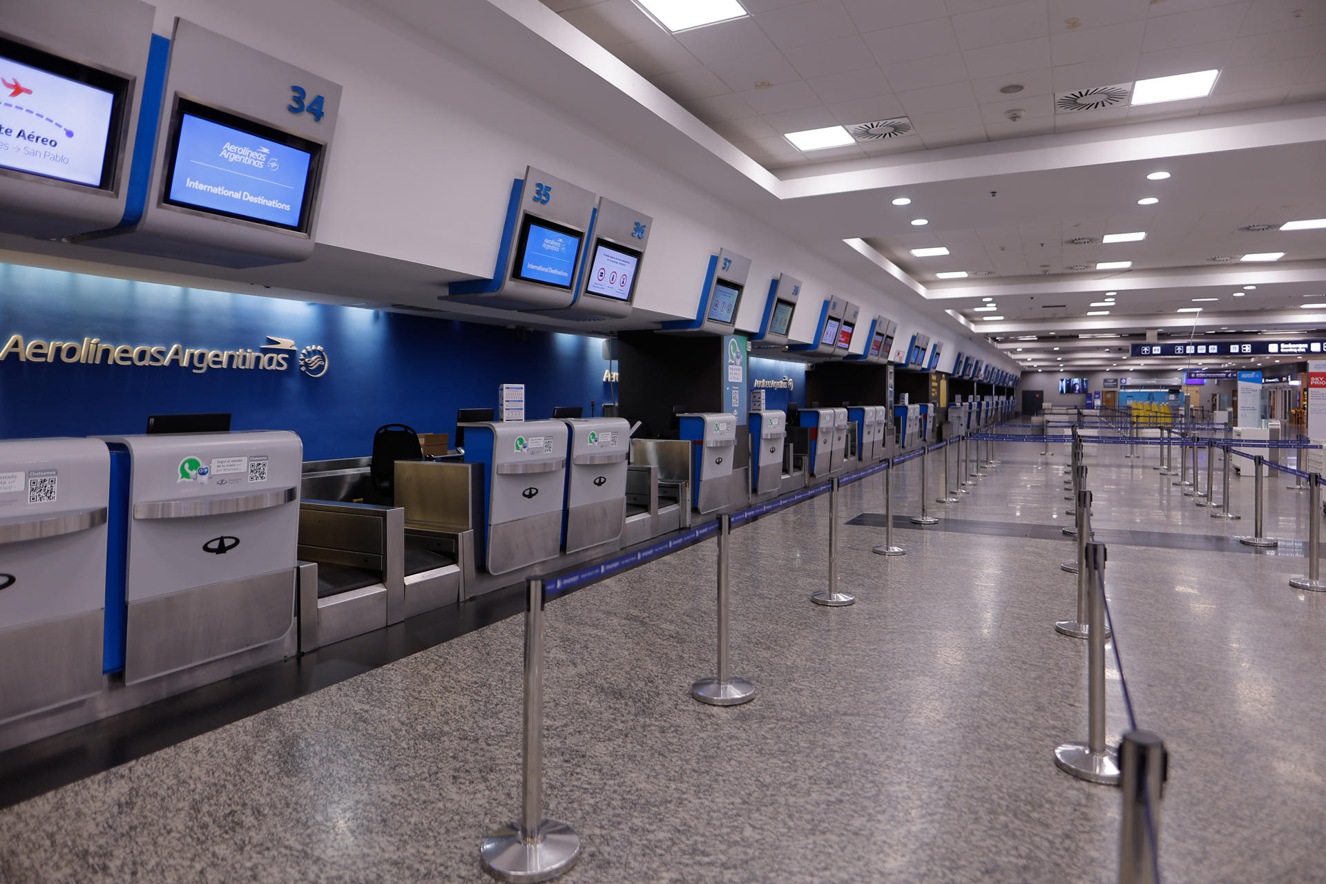 Fotografía al interior del Aeroparque Internacional Jorge Newbery este jueves, durante un paro nacional en la ciudad de Buenos Aires (Argentina). EFE/ Juan Ignacio Roncoroni