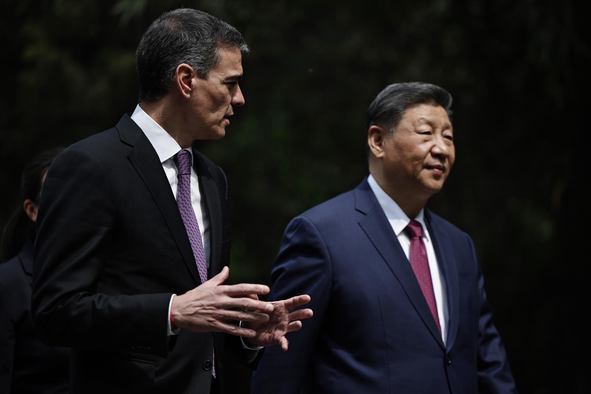 El presidente del Gobierno español, Pedro Sanchez (I) y el presidente chino, Xi Jinping (D). EFE/EPA/ANDRES MARTINEZ CASARES / POOL