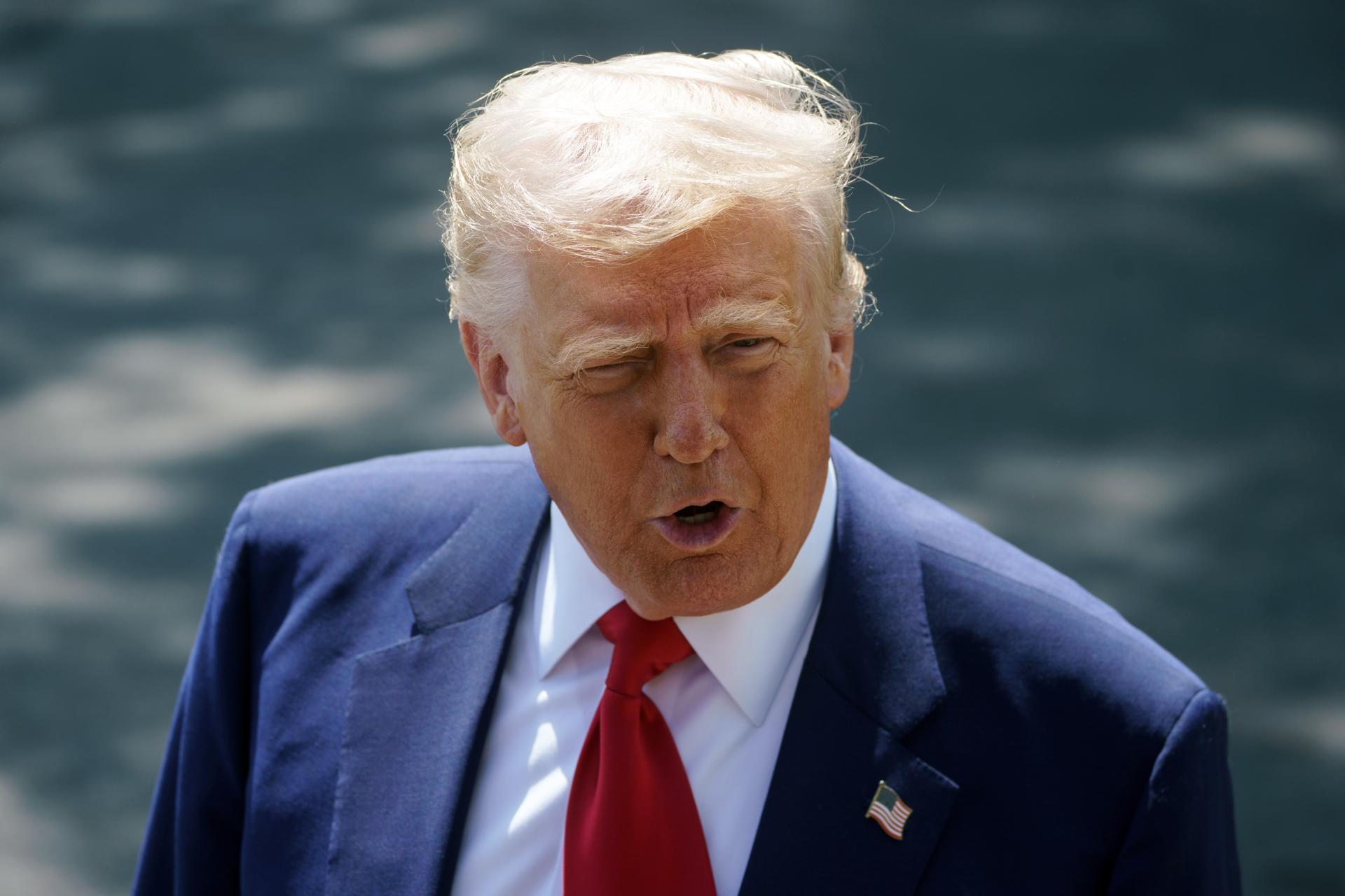 El presidente de Estados Unidos, Donald Trump, al atender a la prensa en los jardines de la Casa Blanca, este martes, 29 de abril, en Washington DC (EE.UU.). EFE/Will Olíver