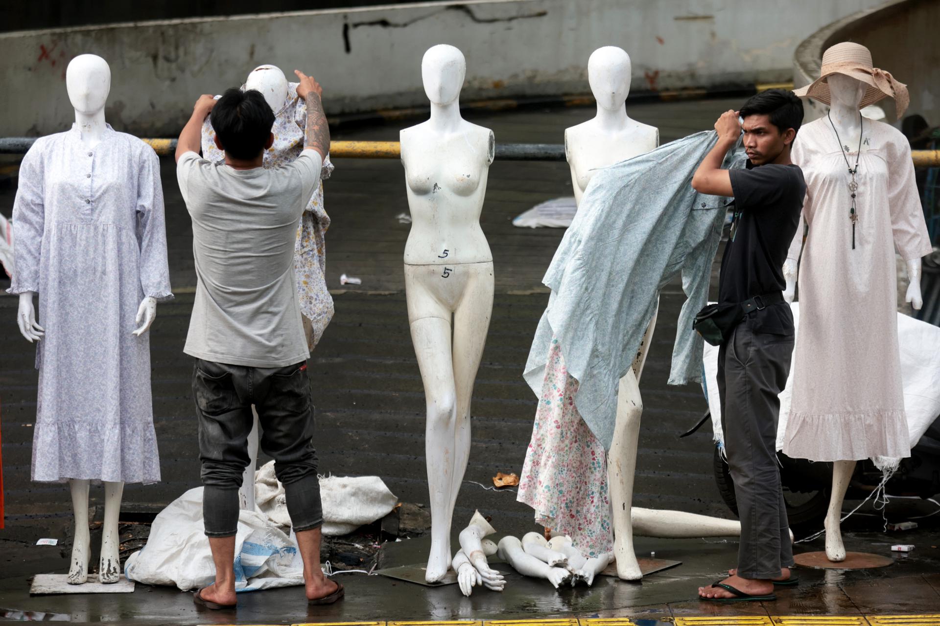 Fotografía de archivo, tomada el 04/04/2025, que muestra a vendedores de ropa en Yakarta, un sector afectado por los aranceles impuestos este año por Estados Unidos a las exportaciones. EFE/EPA/ADI WEDA