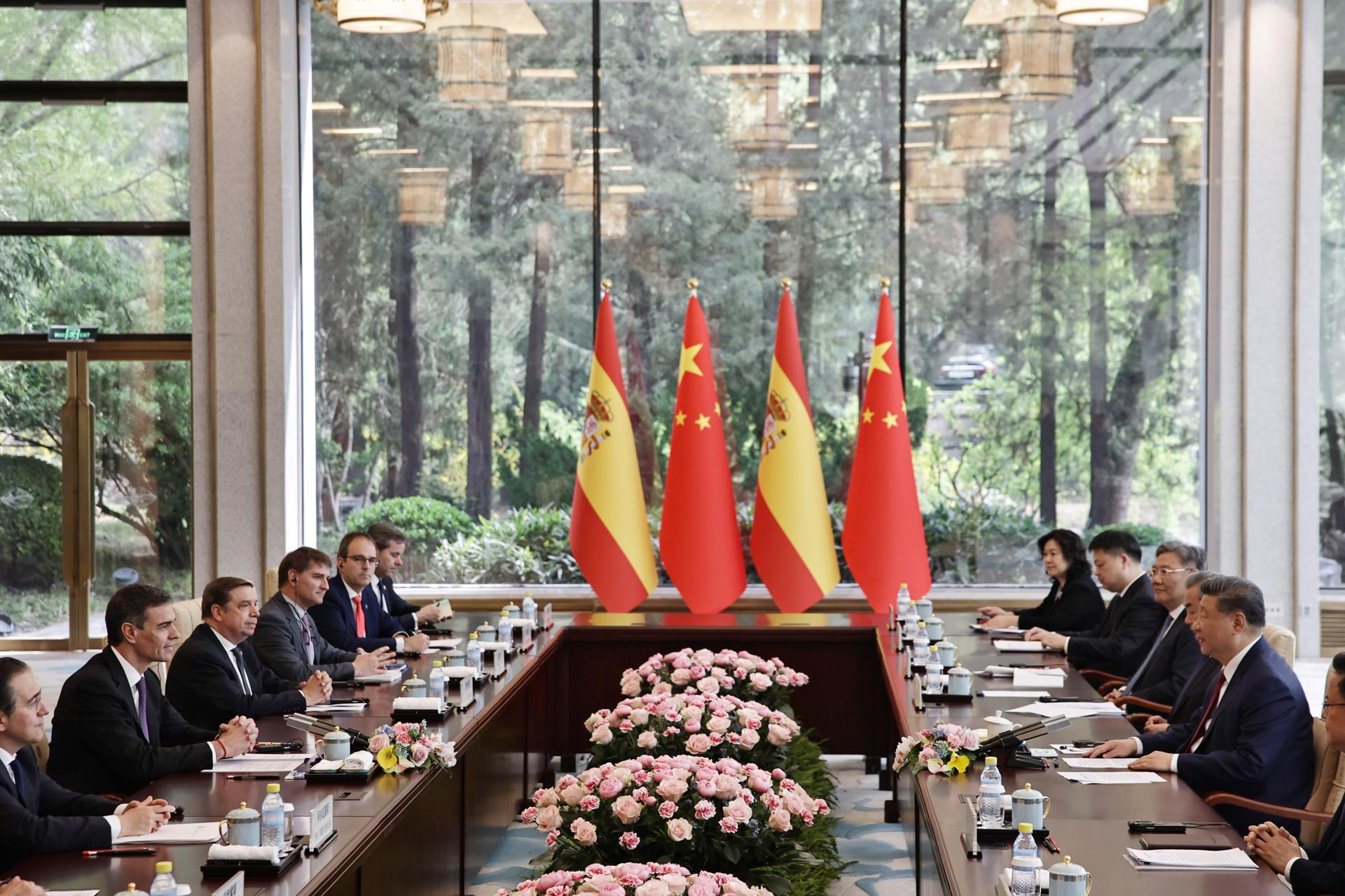 El presidente chino Xi Jinping (dcha) habla durante una reunión bilateral con el presidente del Gobierno español Pedro Sánchez (2-izq) en la Casa de Huéspedes Diaoyutai en Pekín, el de 11 de abril de 2025. EFE/EPA/ANDRÉS MARTÍNEZ CASARES / POOL