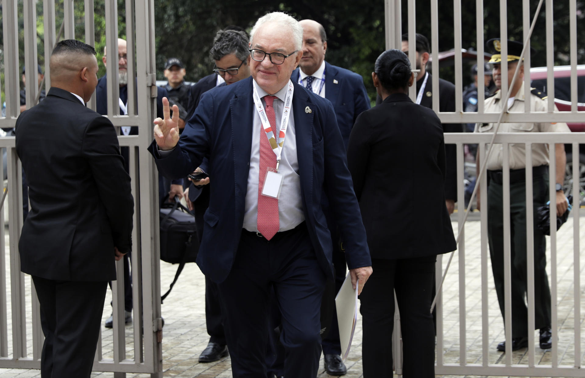 El canciller de Uruguay, Mario Lubetkin, llega a la sede del Banco Central de Honduras este martes, en Tegucigalpa (Honduras). EFE/ Gustavo Amador