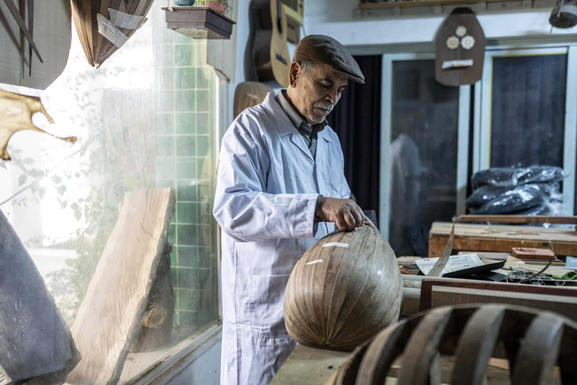 Abdellatif Ben Lasfar, uno de los últimos fabricantes del oud tunecino, un instrumento tradicional de Túnez, ultima una de sus creaciones en su taller en la capital del país. Cada jueves, los amantes del maluf, un género musical de origen andalusí, se reúnen en el centro de Túnez con el maestro Zied Gharza, quien se ha propuesto rescatar un repertorio inédito, con piezas que, según él, "llevan tres siglos sin ser cantadas". EFE/ Severine Sajous