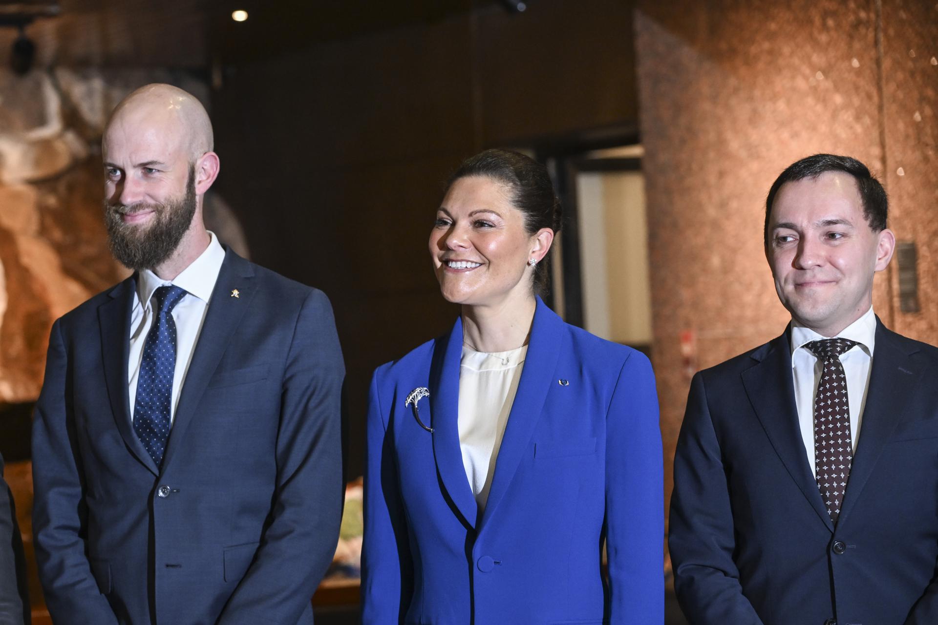 La Princesa Heredera de Suecia, Victoria, el Ministro de Defensa Civil Carl-Oskar Bohlin (I), y el Ministro de Asuntos Económicos de Finlandia, Wille Rydman, asisten a una reunión en el centro de cooperación y cultural Hanaholmen para Suecia y Finlandia durante su visita a Helsinki, Finlandia, el 23 de abril de 2025. La Princesa Heredera Victoria está en una visita de dos días a Helsinki centrada en la defensa y la preparación ante crisis. (Finlandia, Suecia) EFE/EPA/KIMMO BRANDT