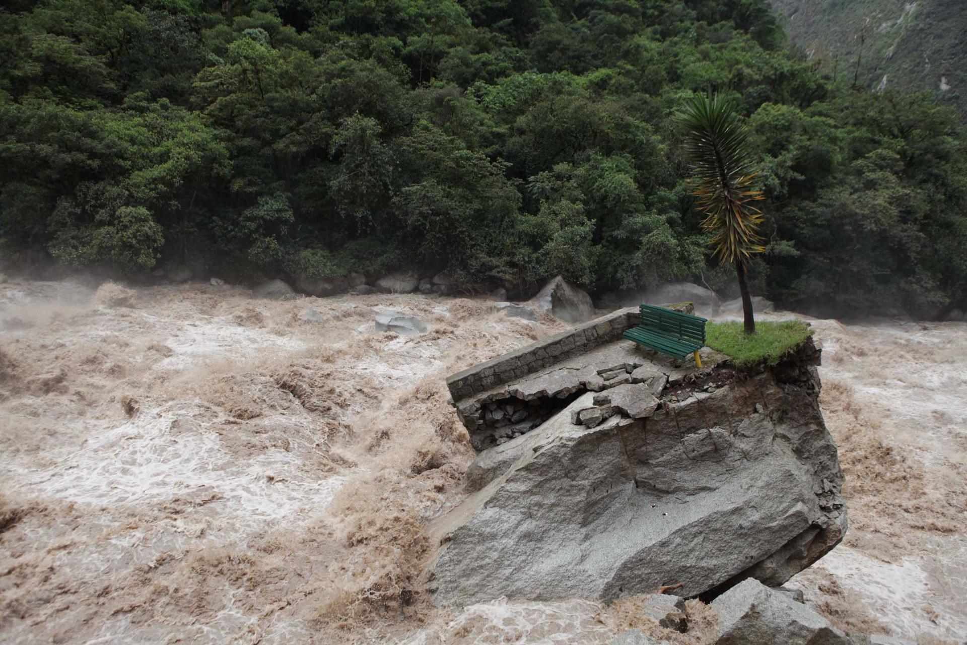 Fotografía de archivo de una vista general del río Vilcanota, visiblemente crecido por efecto de fuertes lluvias, en Machu Picchu (Perú). EFE/Paolo Aguilar