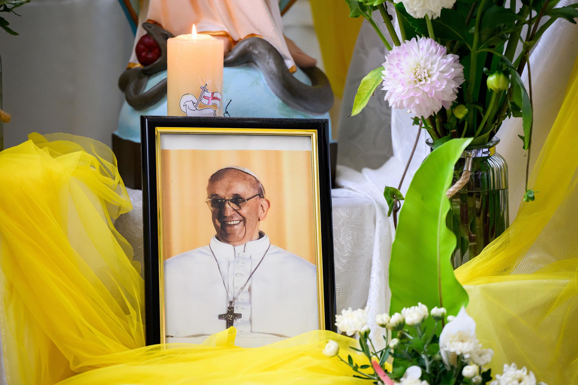 SYDNEY (Australia), 22/04/2025.- A photo of Pope Francis is displayed following his death, during a private prayer service at the Missionaries of Charity convent in Sydney, Australia, 22 April 2025. Pope Francis died on 21 April 2025 at the age of 88, according to the Holy See. Born Jorge Mario Bergoglio in Buenos Aires, Argentina. On 17 December 1936, he was appointed leader of the Catholic Church on 13 March 2013, succeeding Pontiff Emeritus Benedict XVI. (Papa, Santa Sede) EFE/EPA/BIANCA DE MARCHI AUSTRALIA AND NEW ZEALAND OUT