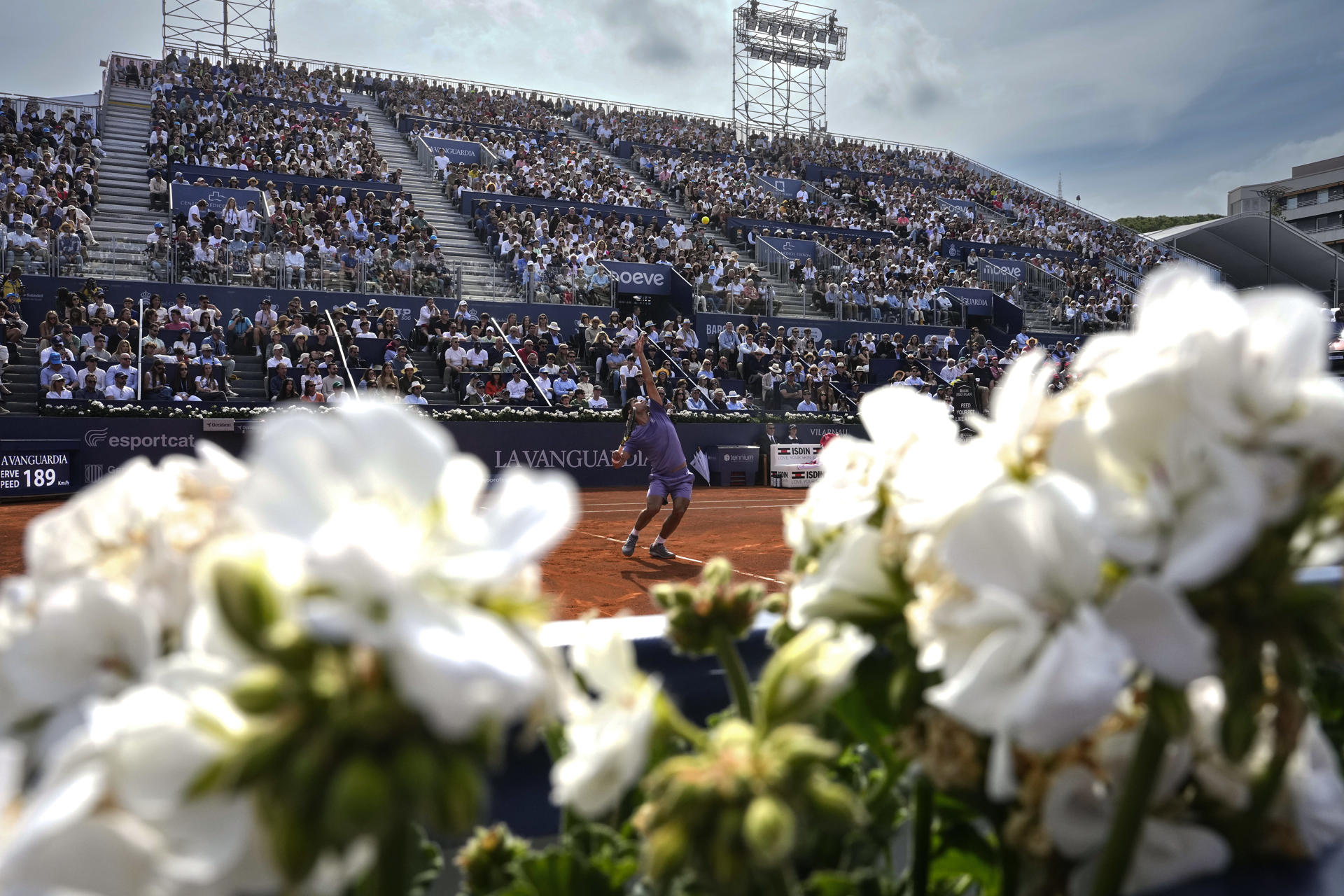El tenista español Carlos Alcaraz durante el partido de cuartos de final del Barcelona Open Banc Sabadell-Trofeo Conde de Godó disputado ante el australiano, Álex de Miñaur, en Barcelona. EFE/ Enric Fontcuberta