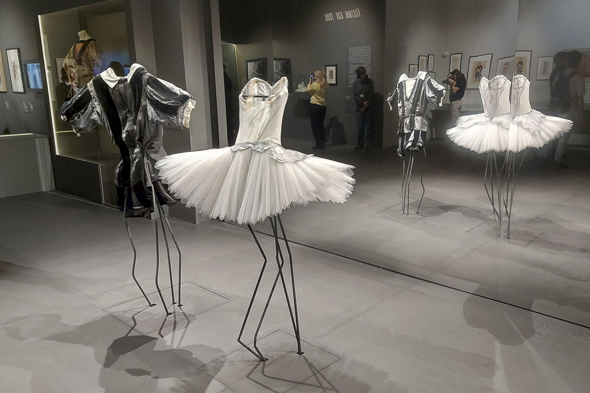 El Museo Hebreo de Moscú abre este viernes al público 'La danza del siglo XX. Matisse, Malevich, Diáguilev, Kandinski y otros', un abarcador panorama audiovisual del arte danzario de la pasada centuria que va de la célebre Isadora Duncan hasta los irreverentes Yvonne Rainer y Merce Cunningham. EFE/ Fernando Salcines