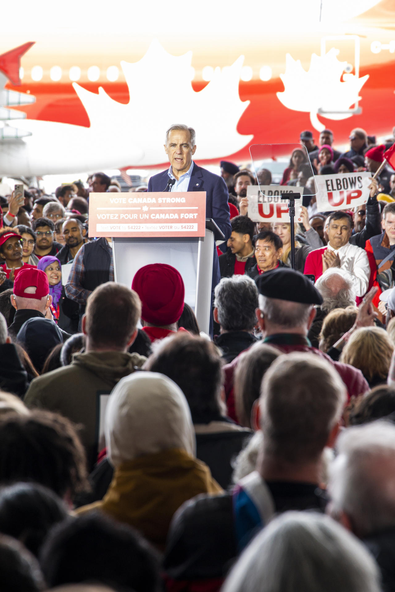 El líder del Partido Liberal de Canadá, Mark Carney, habla durante un mitin este sábado, en Mississauga (Canadá). EFE/ Julio César Rivas