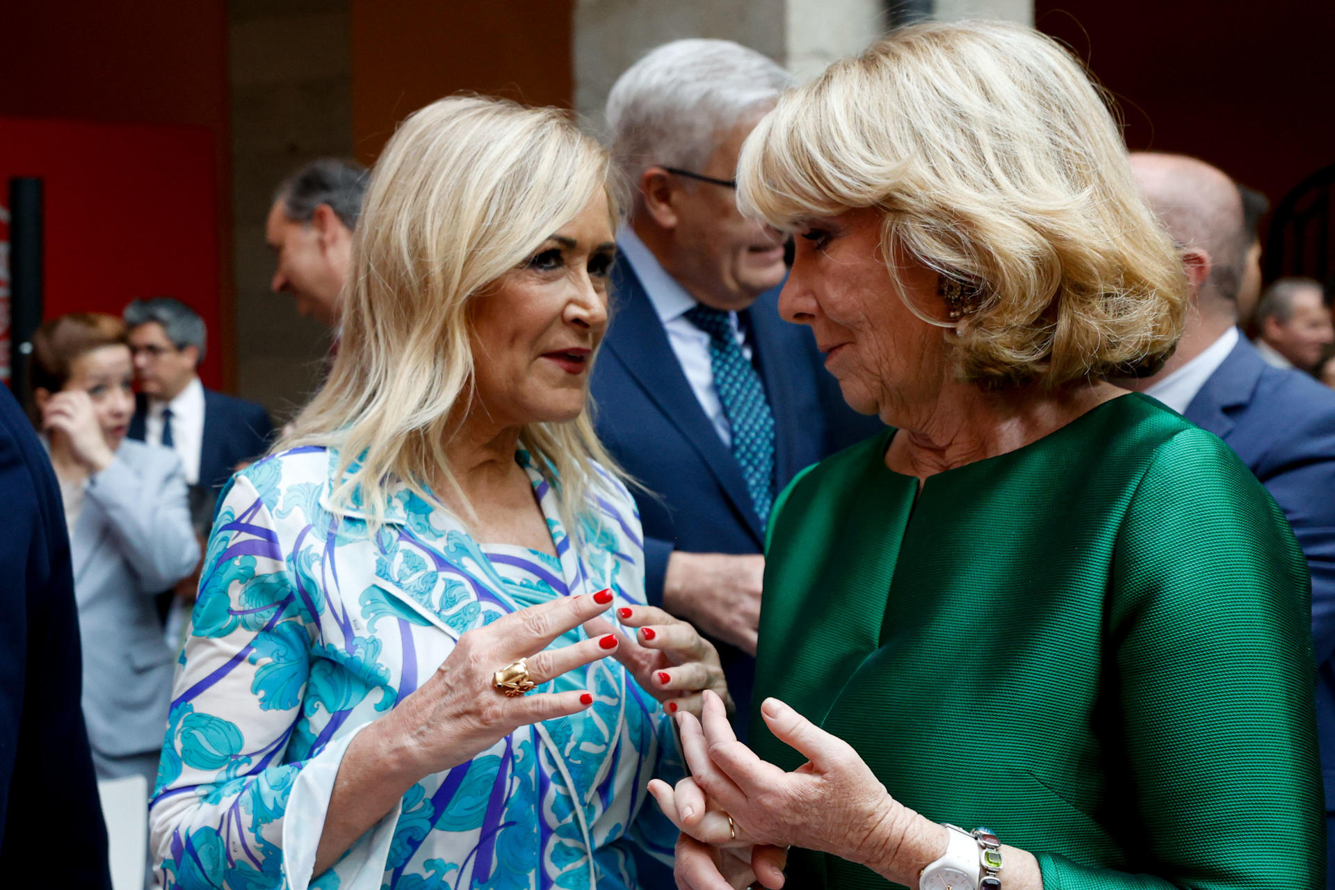 Las expresidentas de  la Comunidad de Madrid, Cristina Cifuentes (i) y Esperanza Aguirre en una imagen de archivo. EFE/ Javier Lizon