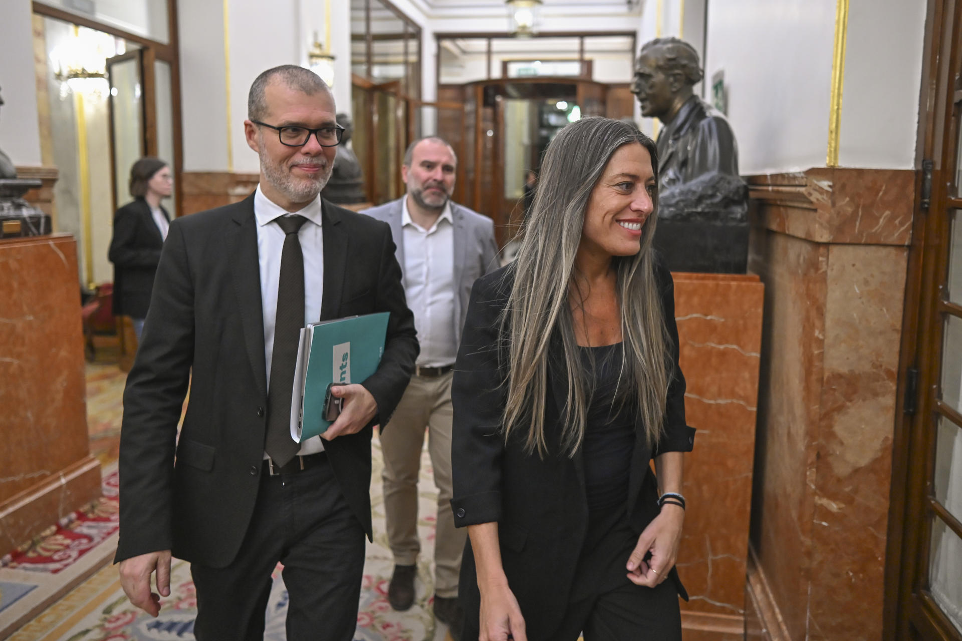 Los diputados de Junts per Catalunya Miriam Nogueras (d) y Josep Maria Cruset abandonan el hemiciclo tras la sesión plenaria del Congreso de los Diputados celebrada este martes en Madrid. EFE/Fernando Villar