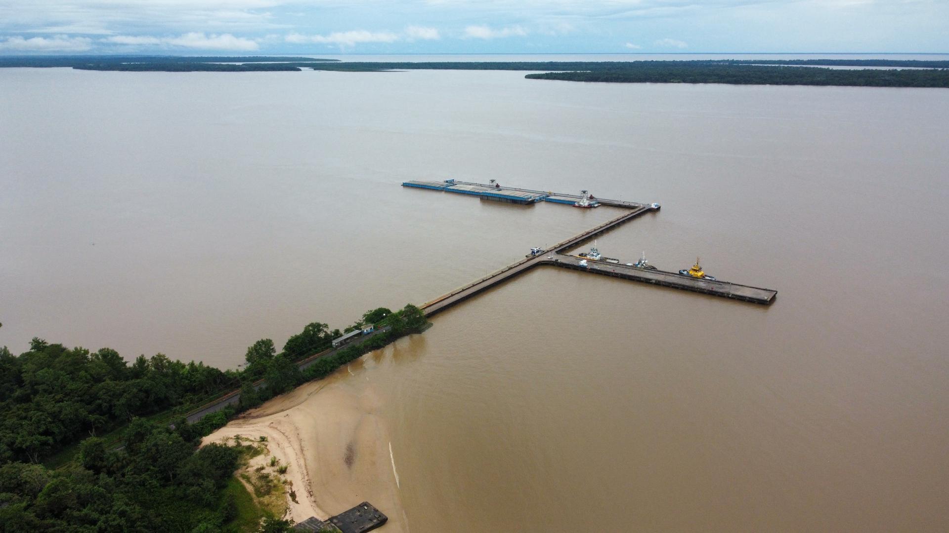 Fotografía aérea del 8 de abril de 2025 que muestra embarcaciones ancladas en un área de Belém (Brasil). EFE/ Marx Vasconcelos