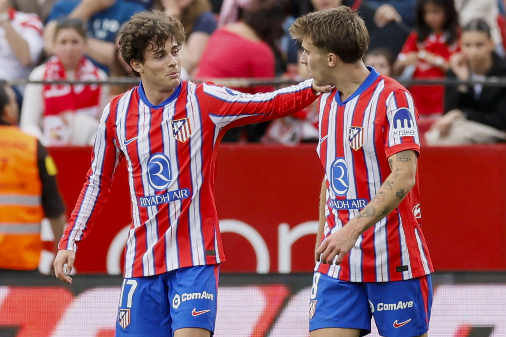 Pablo Barrios (dcha) junto a su compañero del Atlético de Madrid Rodrigo Riquelme. EFE/José Manuel Vidal