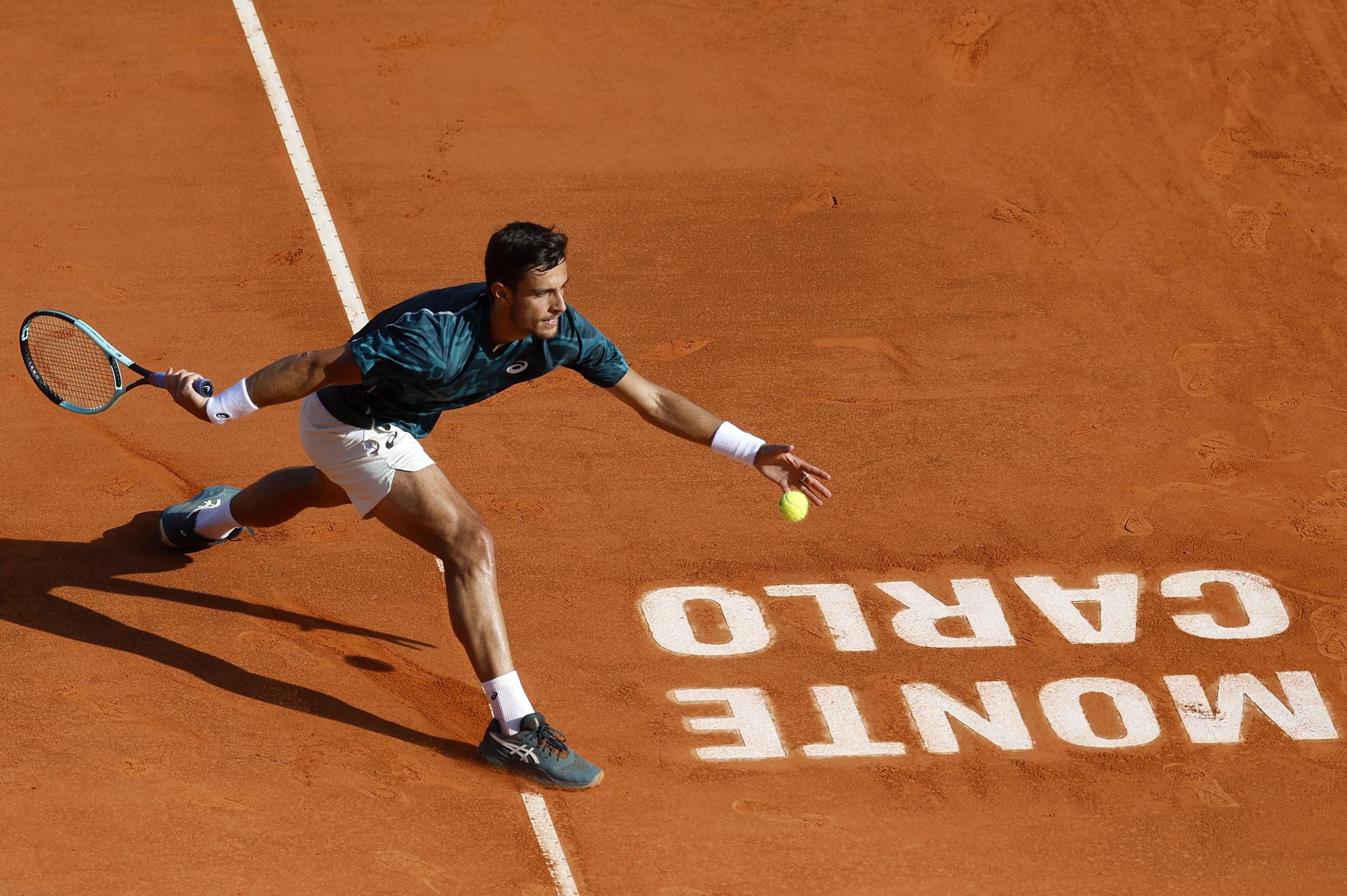 El italiano Lorenzo Musetti alcanzó por primera vez una semifinal de un Masters 1000 al remontar al vigente campeón, el griego Stefanos Tsitsipas, por 1-6, 6-3 y 6-4 y postularse como uno de los aspirantes en Montecarlo. EFE/EPA/SEBASTIEN NOGIER
