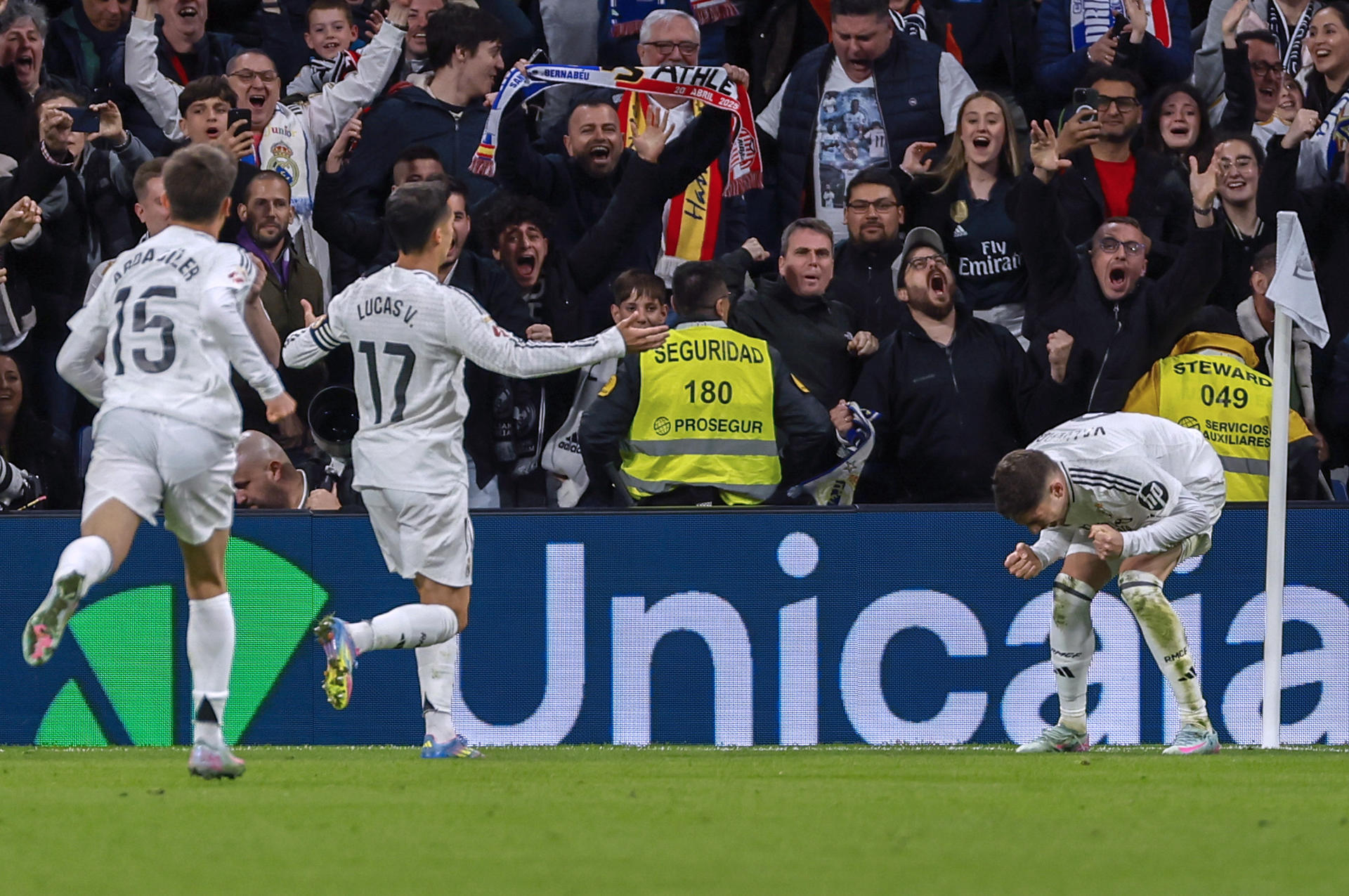 El delantero del Real Madrid Federico Valverde (d) celebra su gol ante el Athletic Club, en el partido de la jornada 32 de LaLiga que Real Madrid y Athletic Club de Bilbao disputaron en el estadio Santiago Bernabéu, en Madrid. EFE/Mariscal