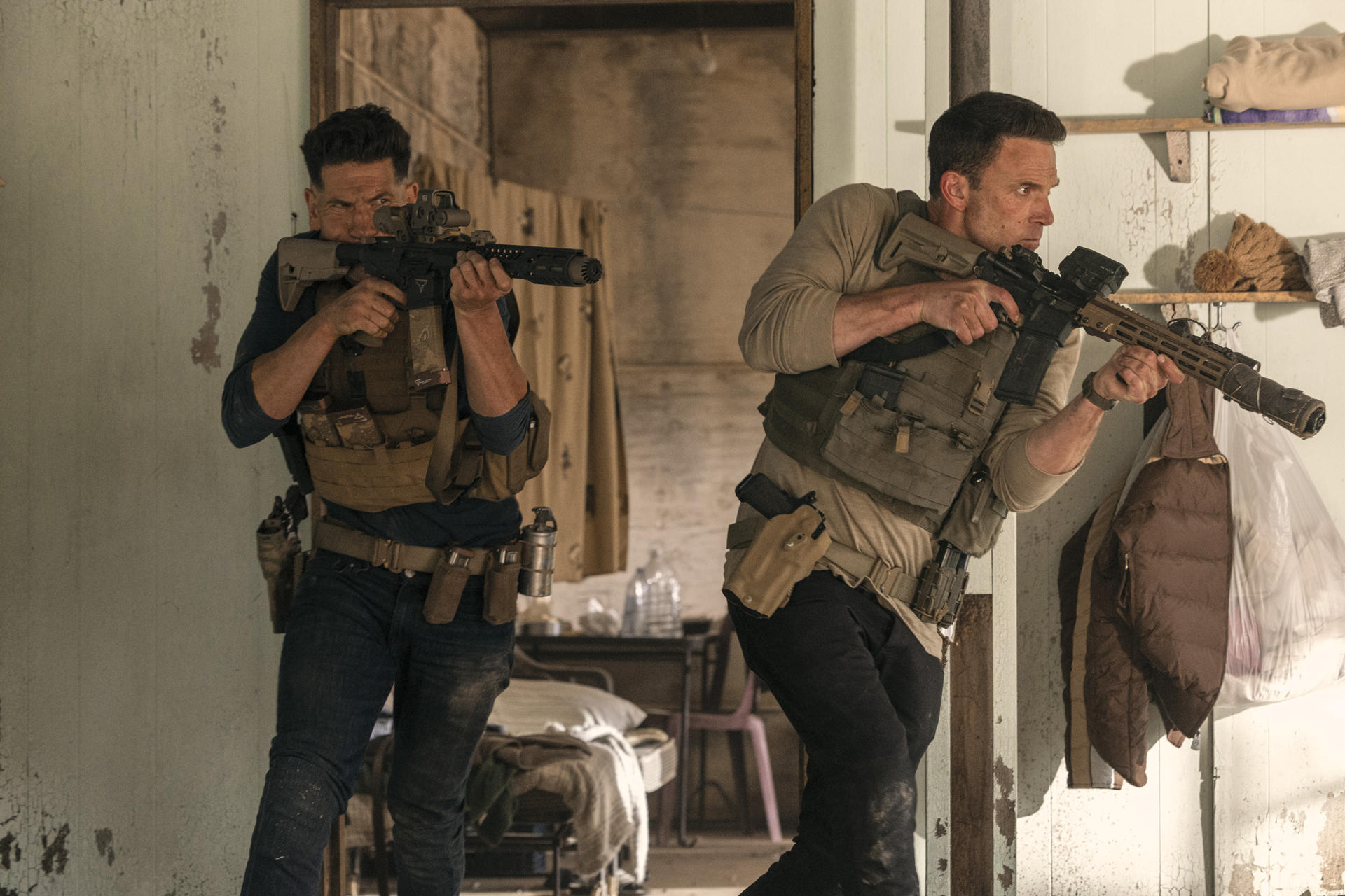 Fotografía cedida por Prime Video de los actores Jon Bernthal (i) como Brax y Ben Affleck como Christian Wolff, en una escena de la película The Accountant 2. EFE/ Warrick Page / Prime Video