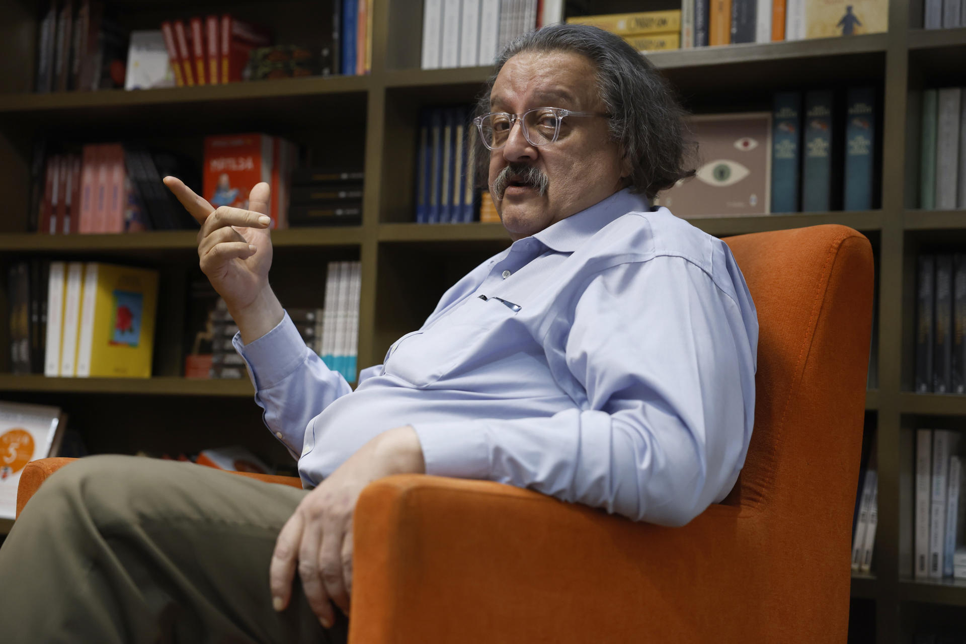El escritor mexicano Jorge F. Hernández habla durante una entrevista con EFE este viernes, en la Ciudad de México (México). EFE/ Sáshenka Gutiérrez