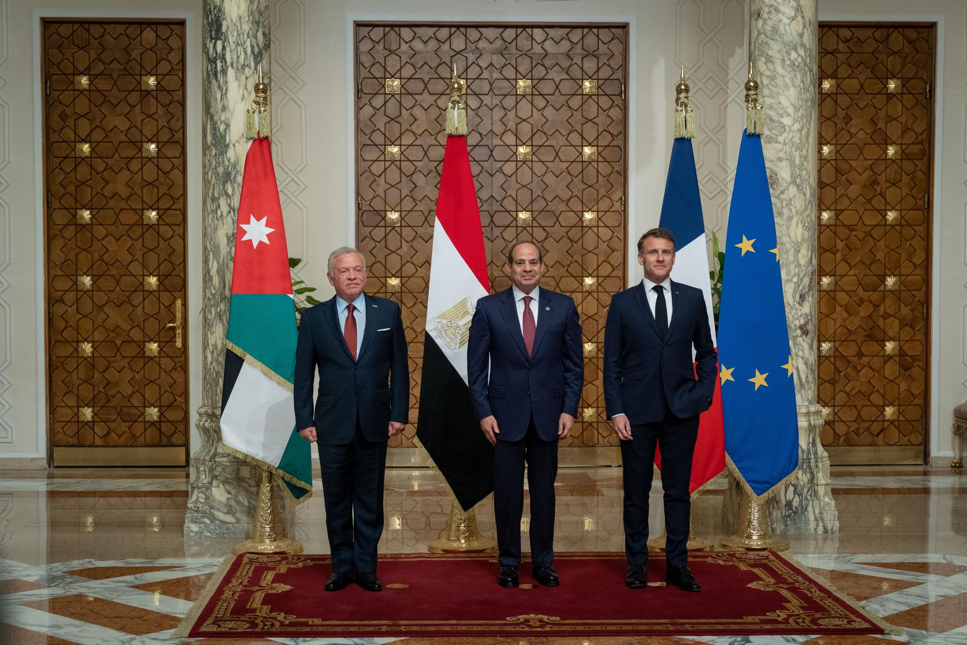 Una foto proporcionada por la Corte Real Hachemita muestra al presidente egipcio Abdel Fattah El-Sisi (C) posando para una foto con el rey Abdullah II de Jordania (L) y el presidente francés Emmanuel Macron (R) durante una cumbre trilateral sobre Gaza, en El Cairo, Egipto, 07 de abril de 2025. Egipto, Francia, Jordania EFE/EPA/CORTE HASHEMITA REAL ENTREGA ENTREGA USO EDITORIAL SOLAMENTE/SIN VENTAS