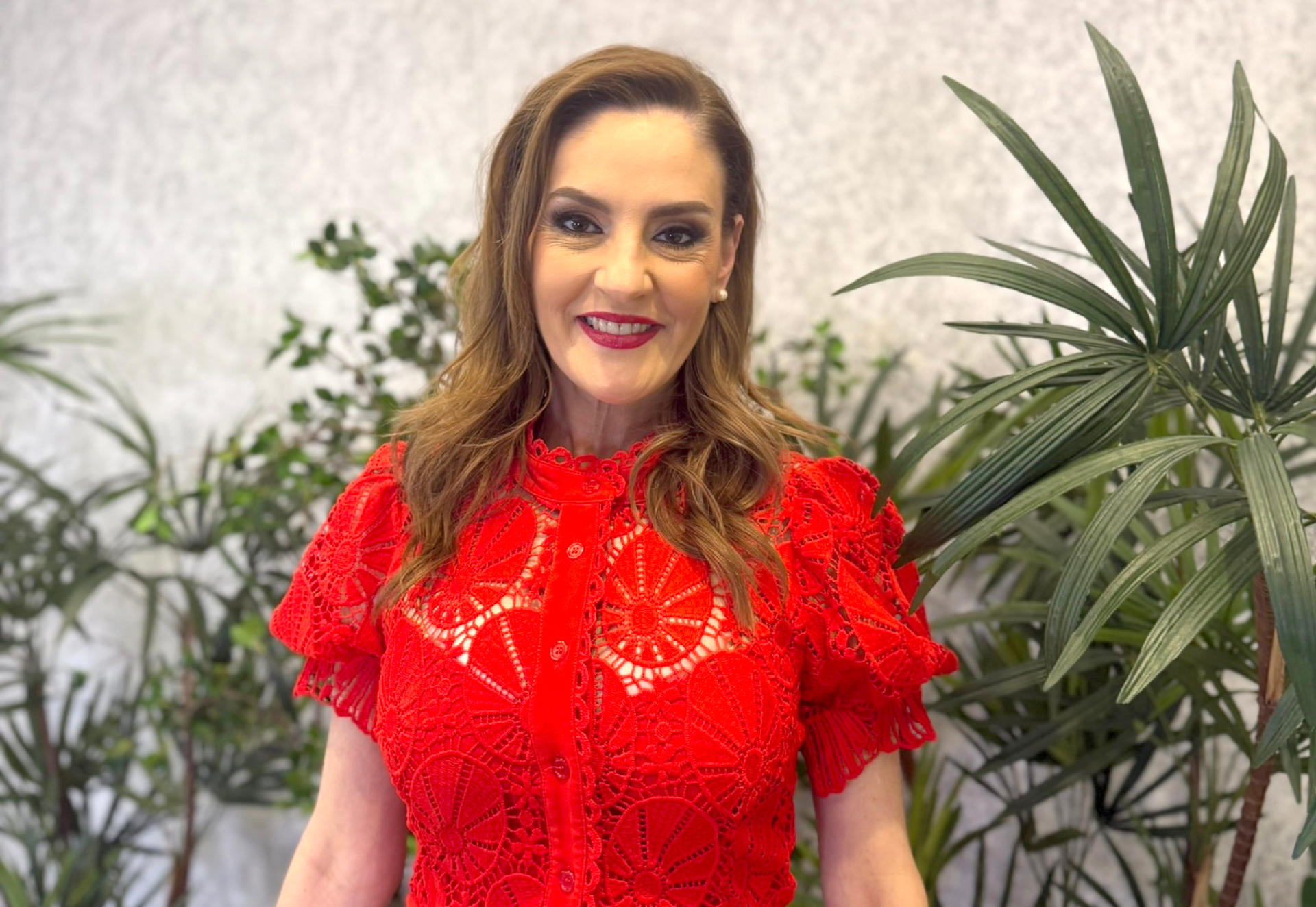 Fotografía del 15 de abril de 2025 de la actriz mexicana Chantal Andere posando para EFE durante una entrevista en Miami, Florida (Estados Unidos). EFE/ Alicia Civita