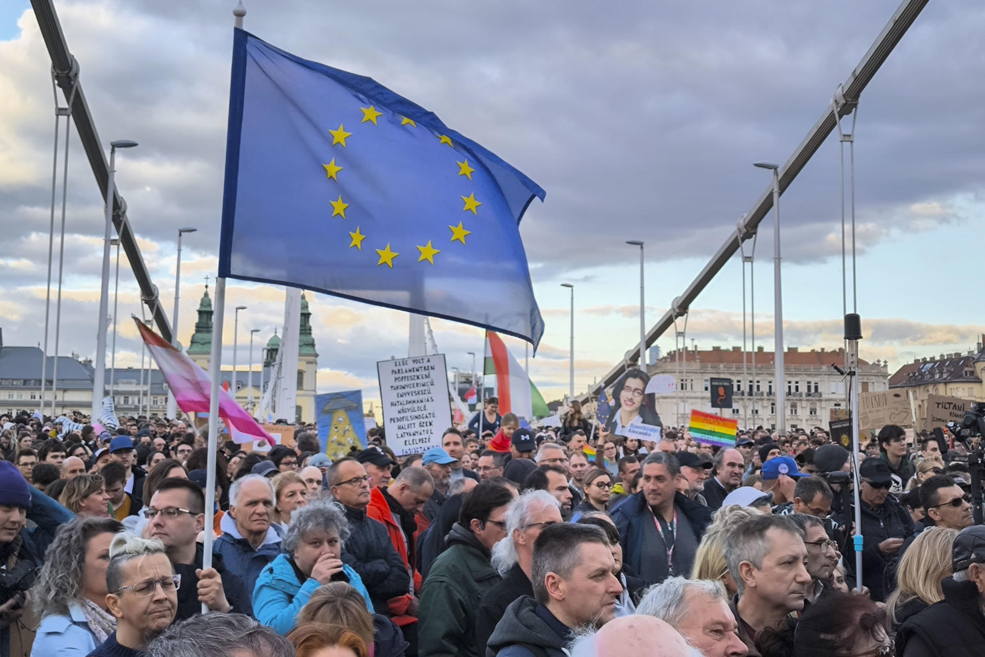 Miles de personas han participado este martes en una manifestación en el centro de Budapest para pedir que el Gobierno del ultranacionalista Viktor Orbán revoque la enmienda legal que limita el derecho de reunión y con la que se prevé prohibir la marcha del orgullo del Orgullo LGTBI+. EFE/Marcel Nagy
