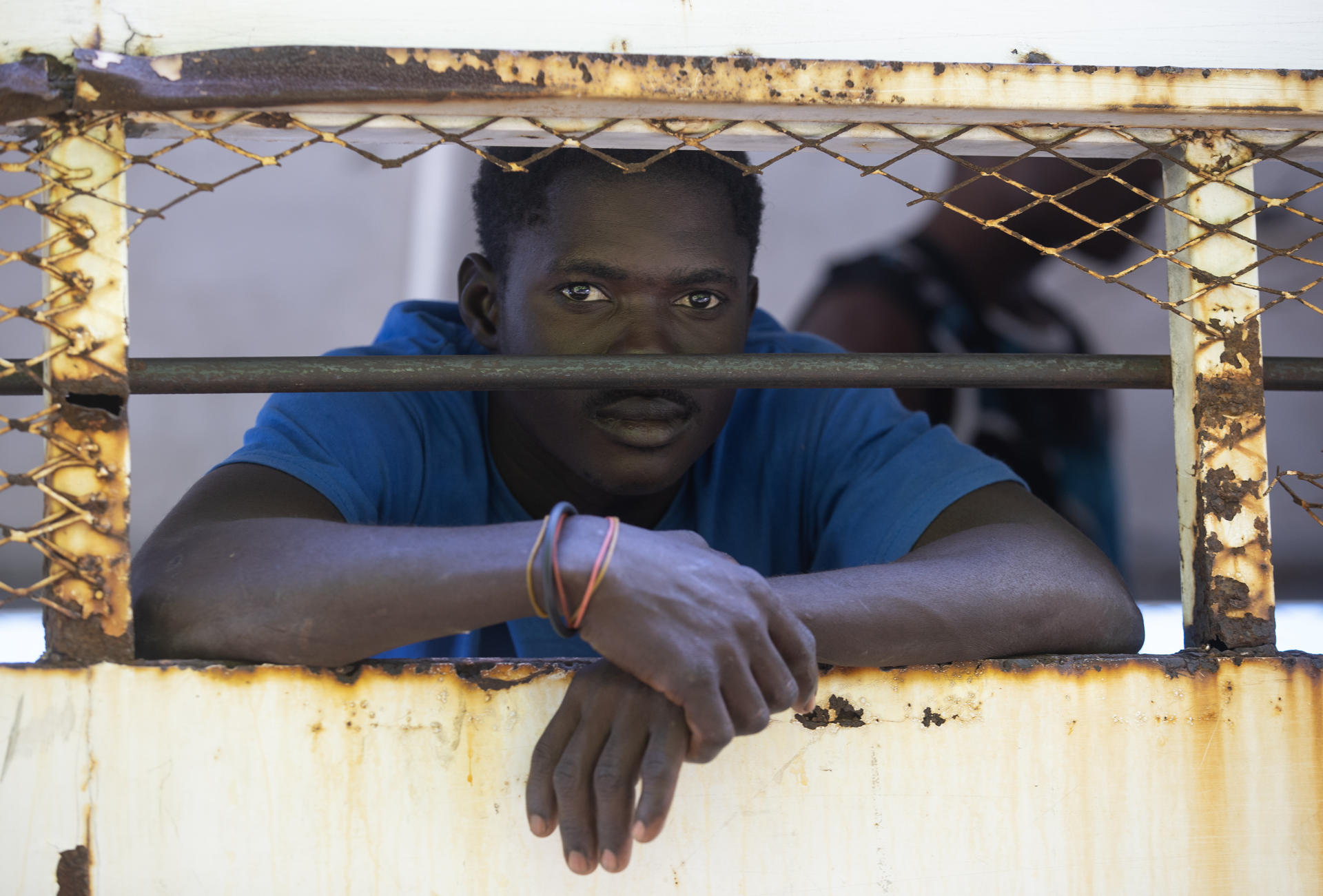 Un hombre haitiano fue captado el pasado 21 de abril al permanecer detenido, en el interior de un camión de migración, en Santo Domingo (República Dominicana), luego de que autoridades dominicanas empezaran a exigir documentación a los migrantes haitianos en 33 hospitales. EFE/Orlando Barría
