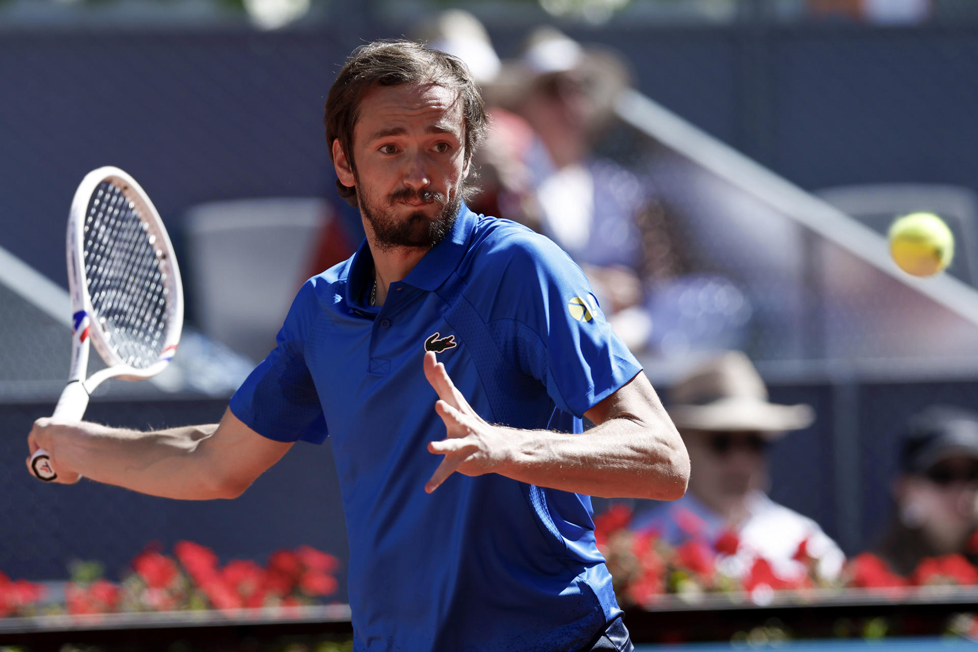 El tenista ruso Daniil Medvédev devuelve la bola al argentino Juan Manuel Cerúndolo en el partido del Masters 1000 de tenis que se disputa en la Caja Mágica, en Madrid. EFE/Chema Moya