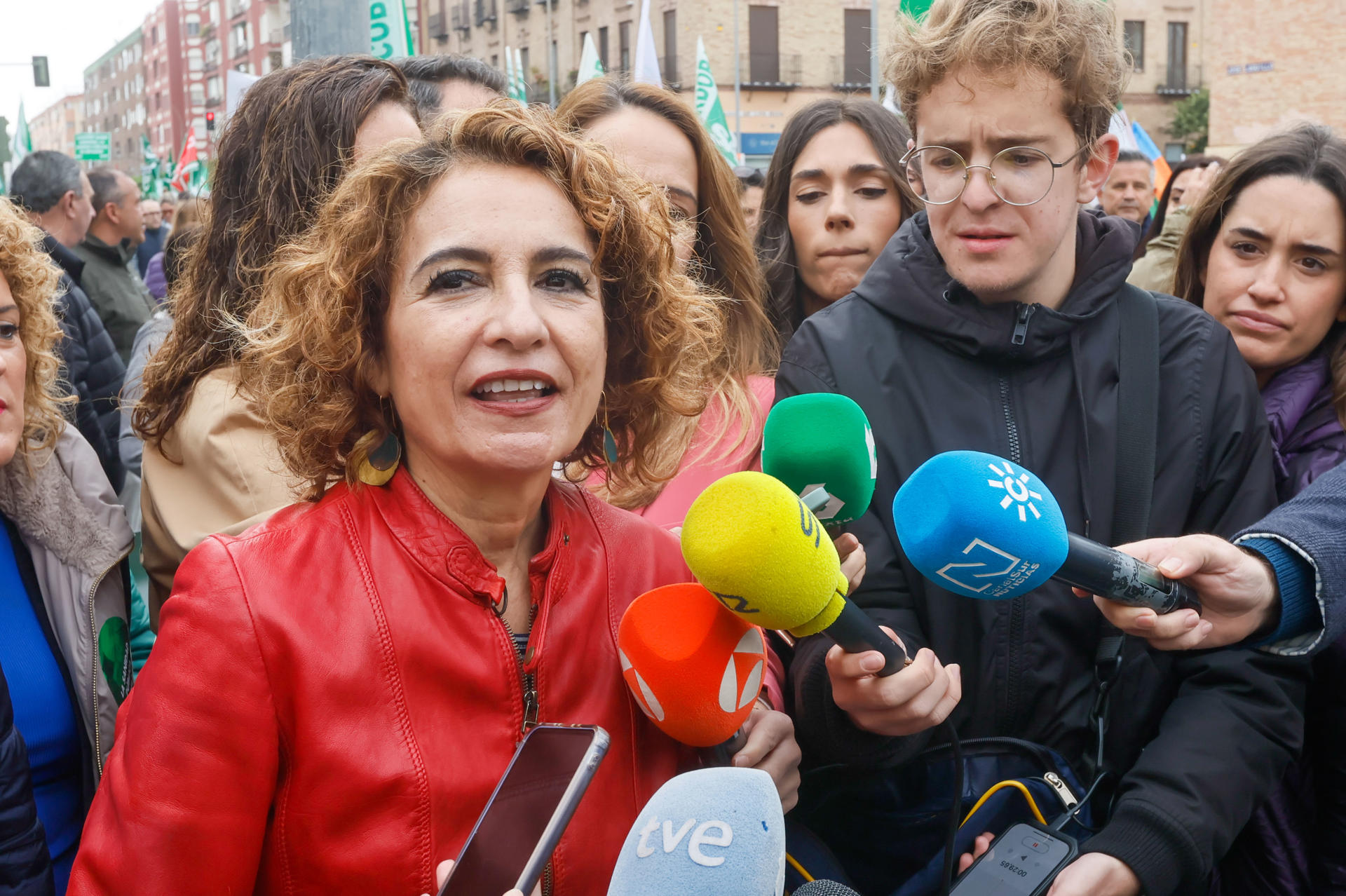 La líder del PSOE andaluz y ministra de Hacienda, María Jesús Montero (i) hace declaraciones a los medios antes de la manifestación de este sábado en Sevilla en defensa de la sanidad pública para denunciar lo que consideran unas "nefastas políticas sanitarias". EFE/José Manuel Vidal