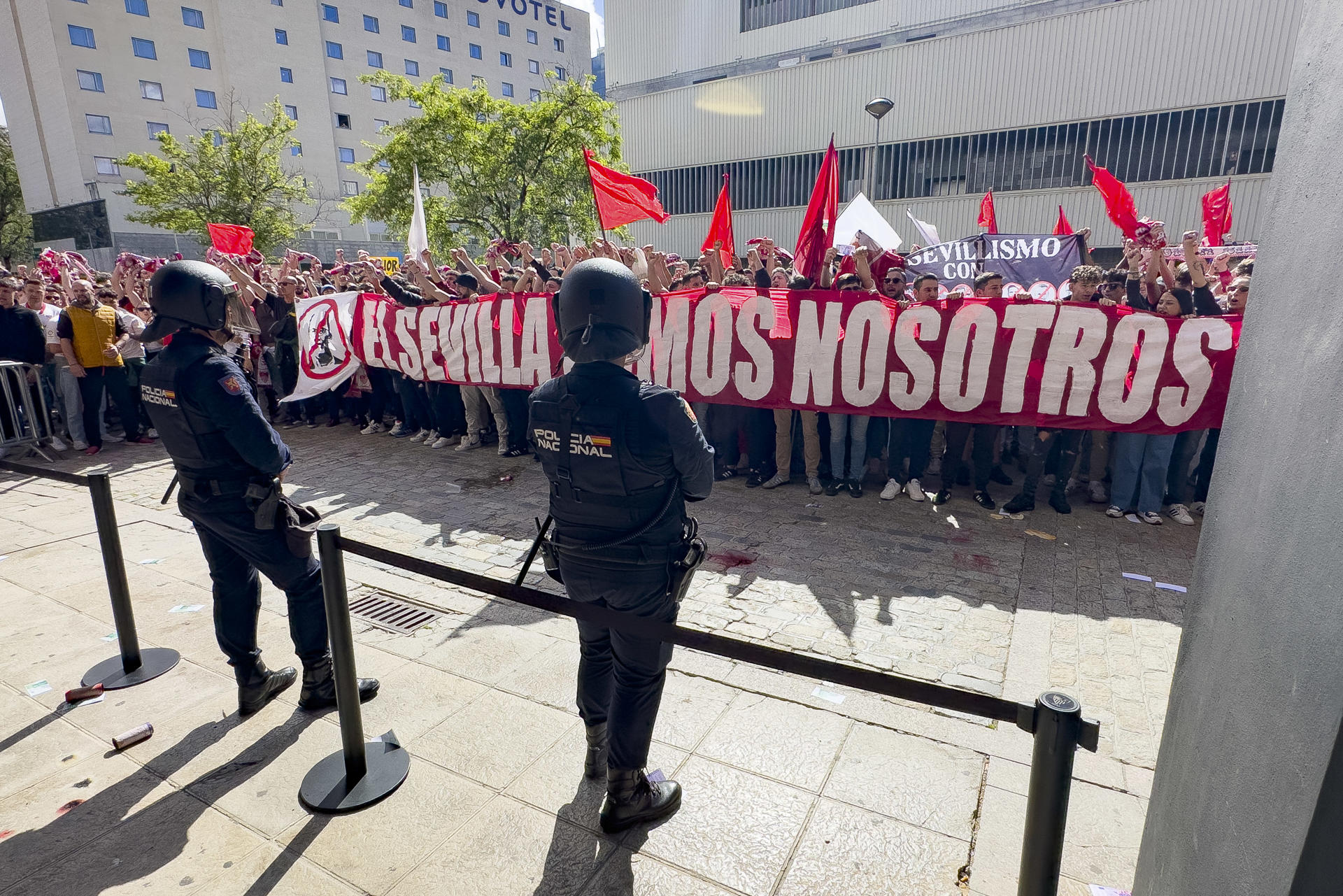 Protesta organizada por la Peña Biris Norte en el exterior del estadio Sánchez Pizjuan de Sevilla donde este domingo se enfrentan el Sevilla y el Alavés en su partido de Liga. EFE/ David Arjona