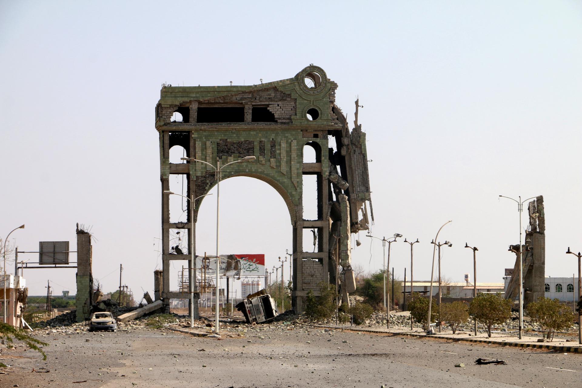 Foto archivo. Vista de la entrada a la ciudad de Hudeidah (Yemen). EFE/ Najeeb Almahboobi