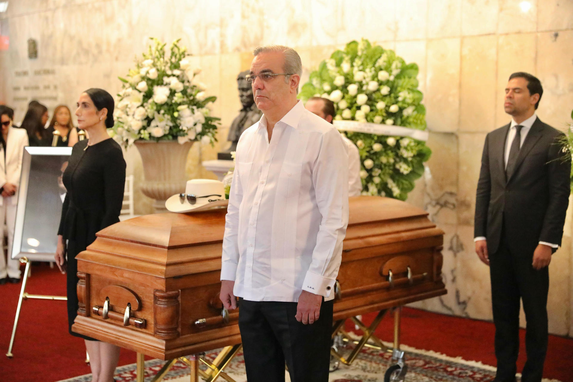Fotografía cedida por la Presidencia de República Dominicana del mandatario, Luis Abinader (d), y su esposa Raquel Arbaje (i), asistiendo al velorio del artista Rubby Pérez, fallecido a causa del derrumbe del techo en la discoteca Jet Set, este jueves en Santo Domingo (República Dominicana). EFE/ Presidencia de República Dominicana
