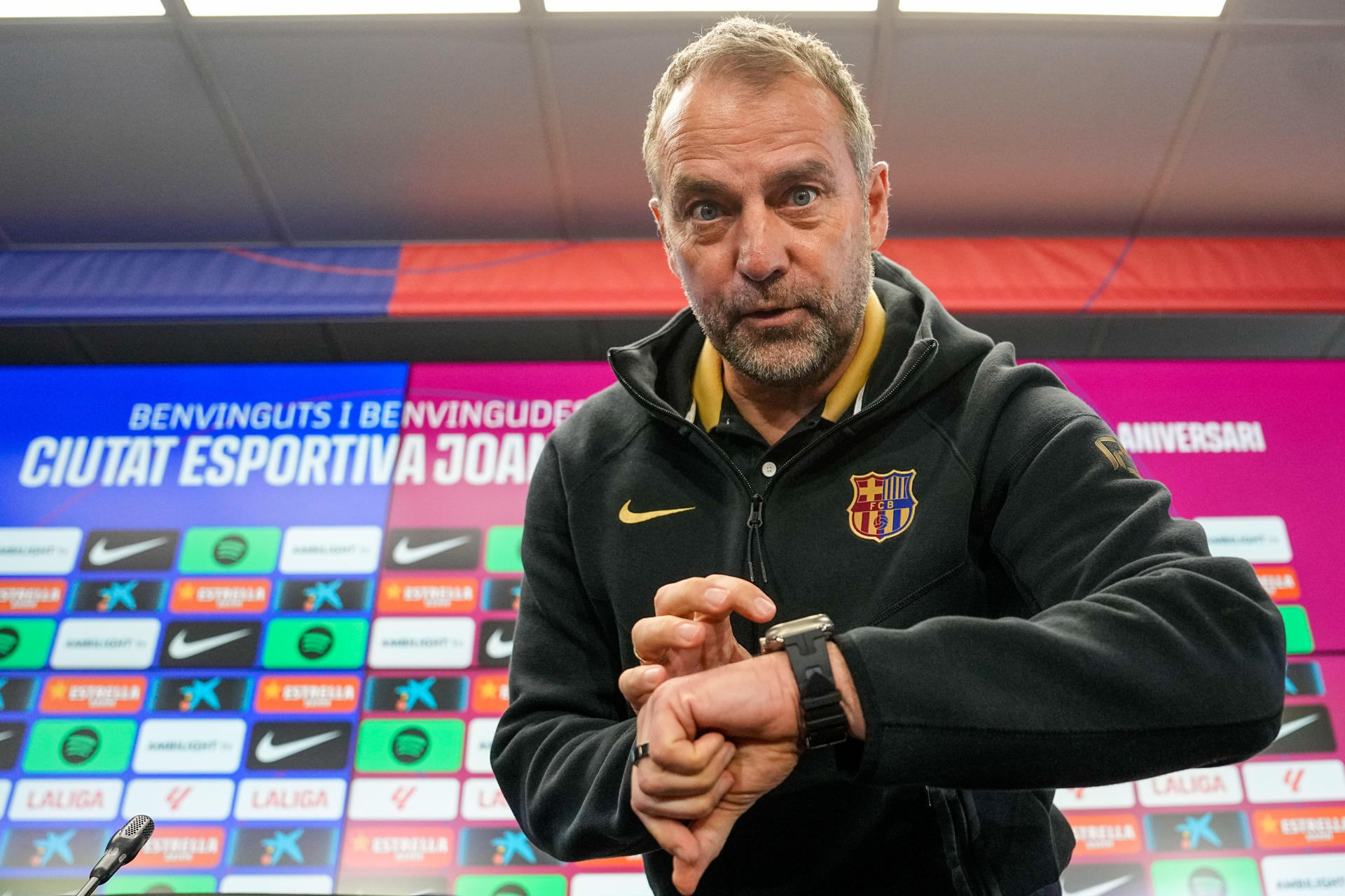 El técnico alemán del FC Barcelona, Hans-Dieter Flick, ofrece una rueda de prensa este viernes después del entrenamiento del equipo para preparar el partido de LaLiga que disputará mañana ante el Real Betis Balonpié en el Estadio Olímpico Lluís Companys. EFE/ Enric Fontcuberta